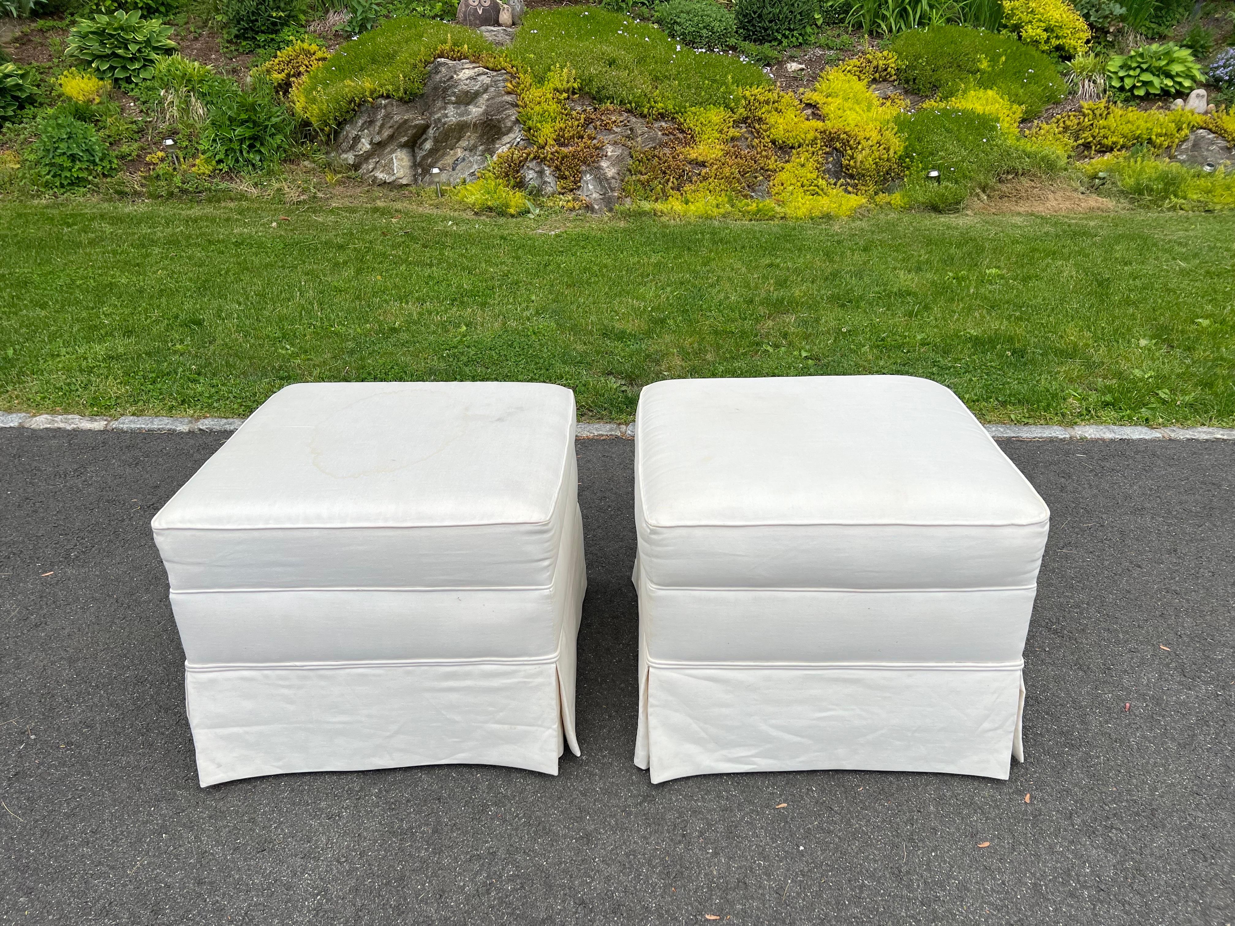 XXI secolo e contemporaneo Coppia di ottomane quadrate oversize in cotone bianco in vendita