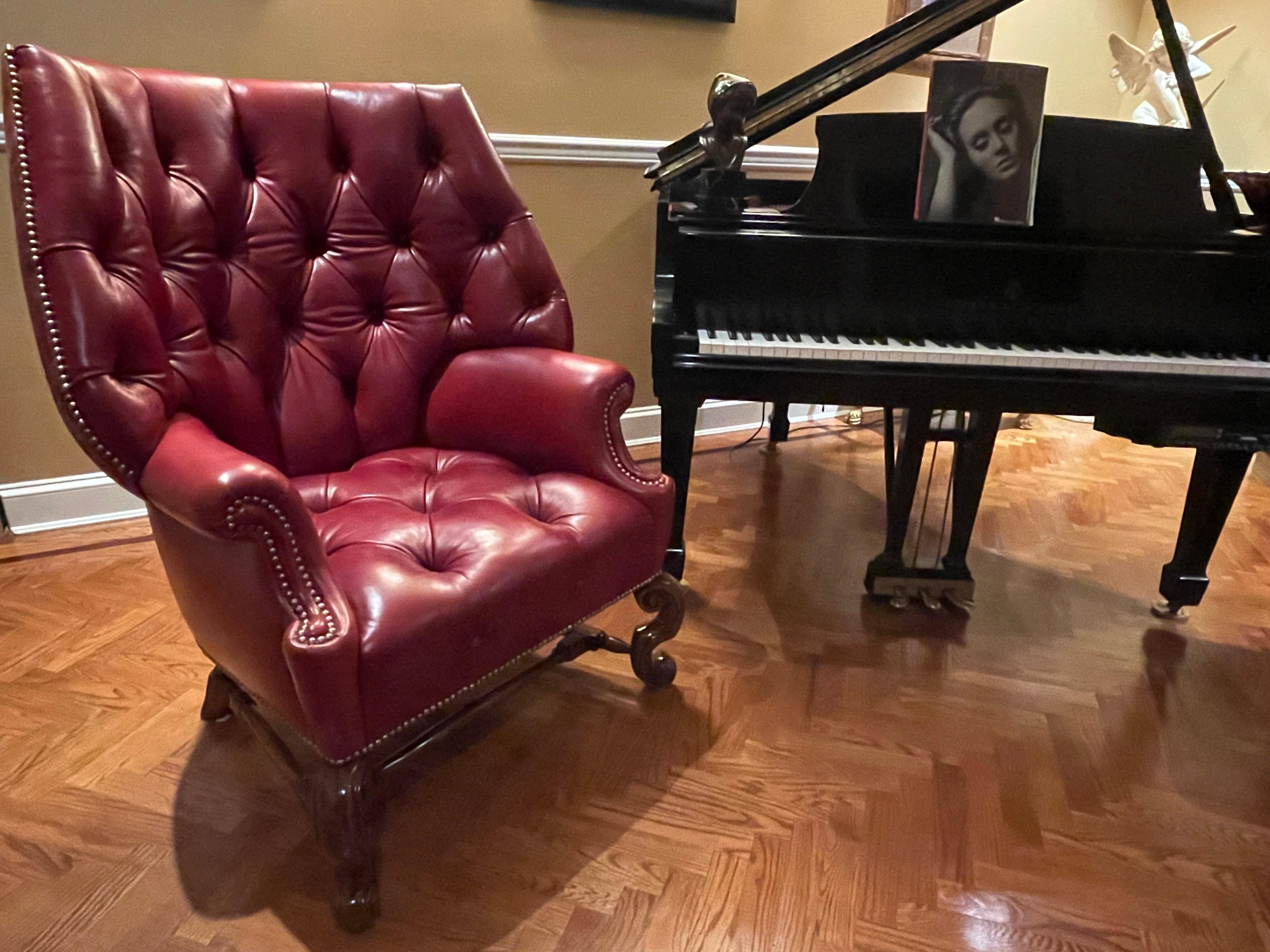 Pareja de sillas de cuero acolchadas de gran tamaño, georgianas, de la mejor calidad en venta 2