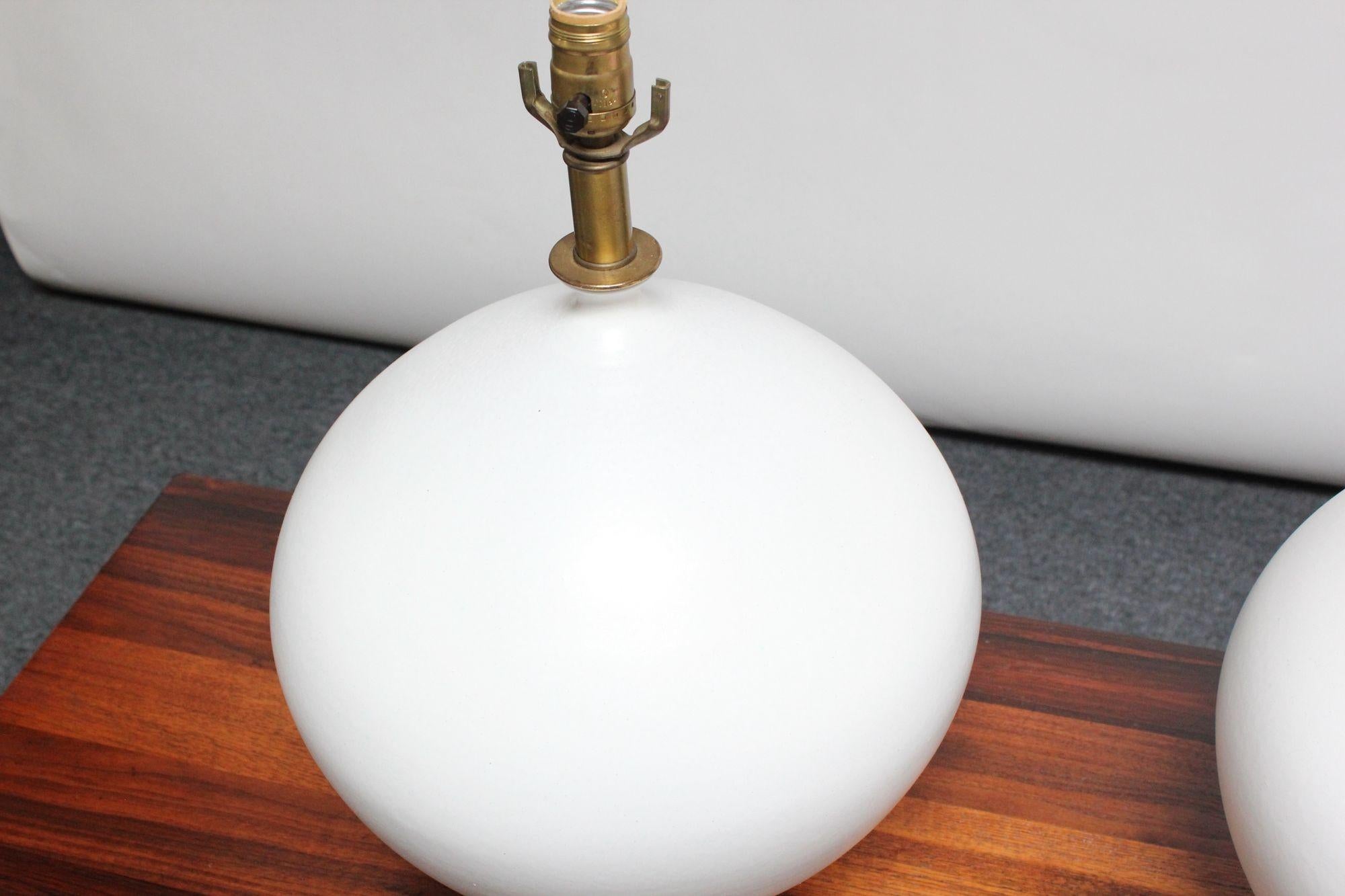 Paar übergroße weiße Keramik-Tischlampen von Lee Rosen für Design Technics im Angebot 4