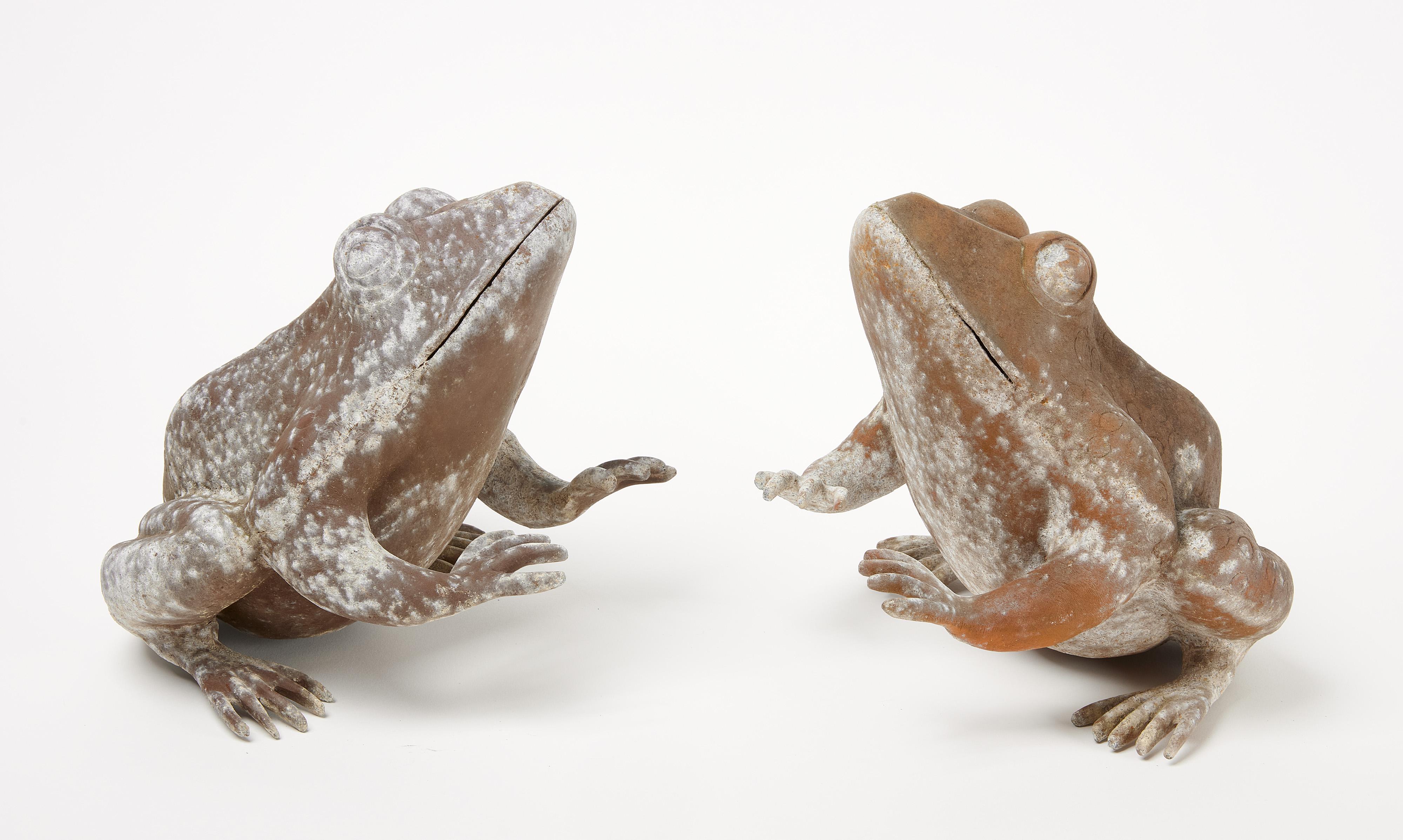 Pareja de ranas de jardín de zinc de gran tamaño. Probablemente de mediados del siglo XX.

H 10-1/2