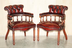 PAAR CHESTERFIELD-KAPITÄNSSTÜHLE AUS OXBLOOD-LEDER MIT BODENFESTIGUNGSRINGEN