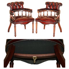 PAAR CHESTERFIELD-KAPITÄNSSTÜHLE AUS OXBLOOD-LEDER MIT BODENFESTIGUNGSRINGEN