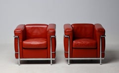 Paire de fauteuils 'LC2' en cuir sang de bœuf de Le Corbusier pour Cassina, signé