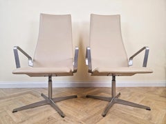 Juego de dos sillas Oxford de respaldo alto, diseñadas por Arne Jacobsen para Fritz Hansen, Dinamarca