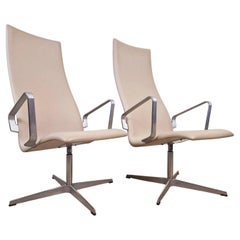 Juego de dos sillas Oxford de respaldo alto, diseñadas por Arne Jacobsen para Fritz Hansen, Dinamarca