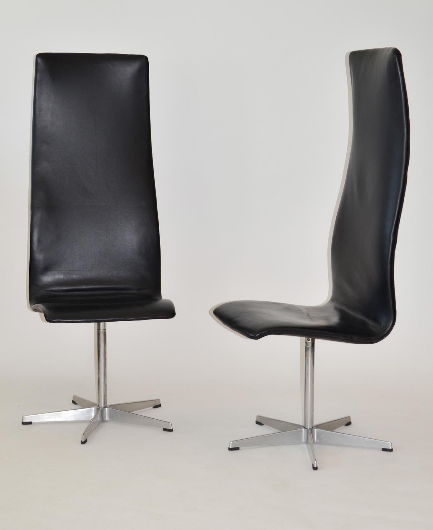 Paar schwarze Oxford-Stühle von Arne Jacobsen für Fritz Hansen, Dänemark 1960er Jahre
Fantastisches Paar schwarze Oxford-Stühle mit hoher Rückenlehne von Arne Jacobsen für Fritz Hansen, Dänemark 1962. Es handelt sich um ein Paar Stühle aus früher
