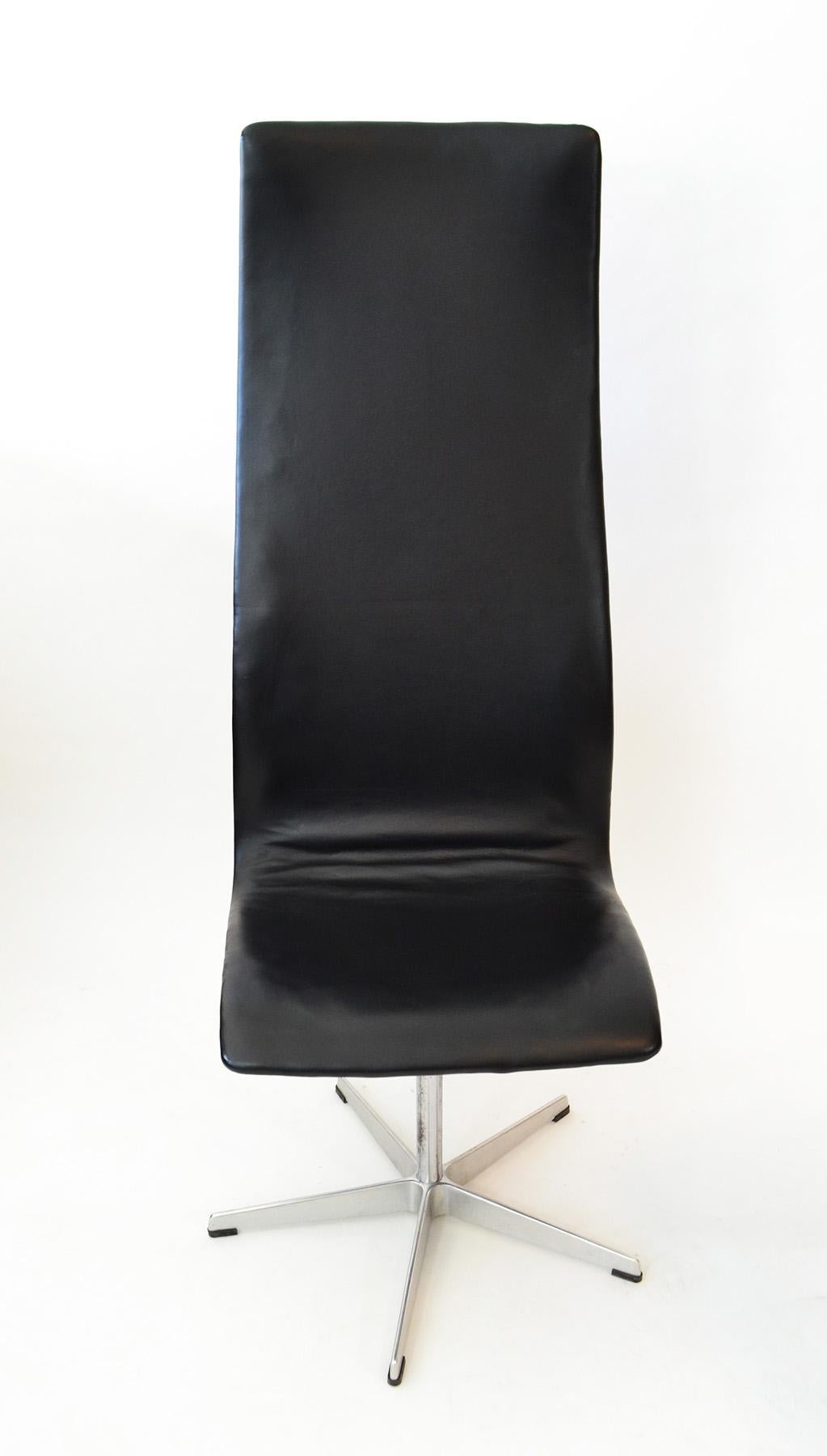 Paar schwarze Oxford-Stühle von Arne Jacobsen für Fritz Hansen, Dänemark 1960er Jahre (Moderne der Mitte des Jahrhunderts) im Angebot