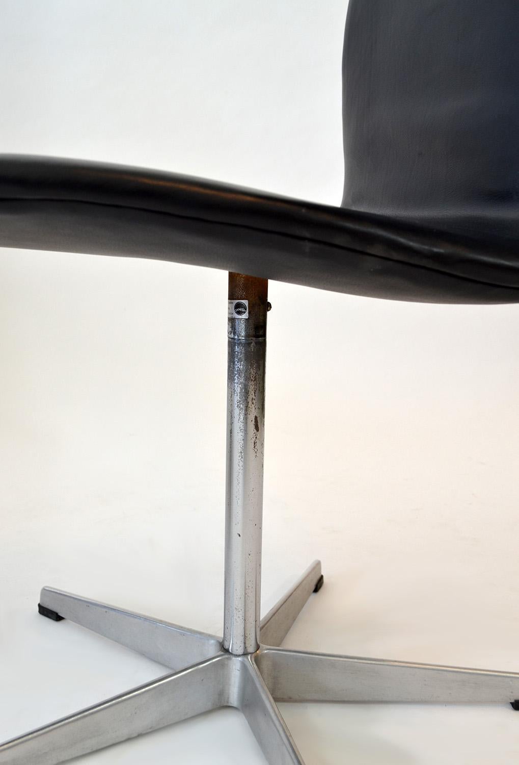 Paar schwarze Oxford-Stühle von Arne Jacobsen für Fritz Hansen, Dänemark 1960er Jahre (Aluminium) im Angebot