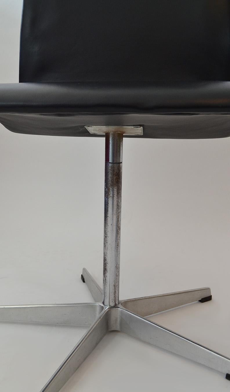 Paar schwarze Oxford-Stühle von Arne Jacobsen für Fritz Hansen, Dänemark 1960er Jahre im Angebot 1