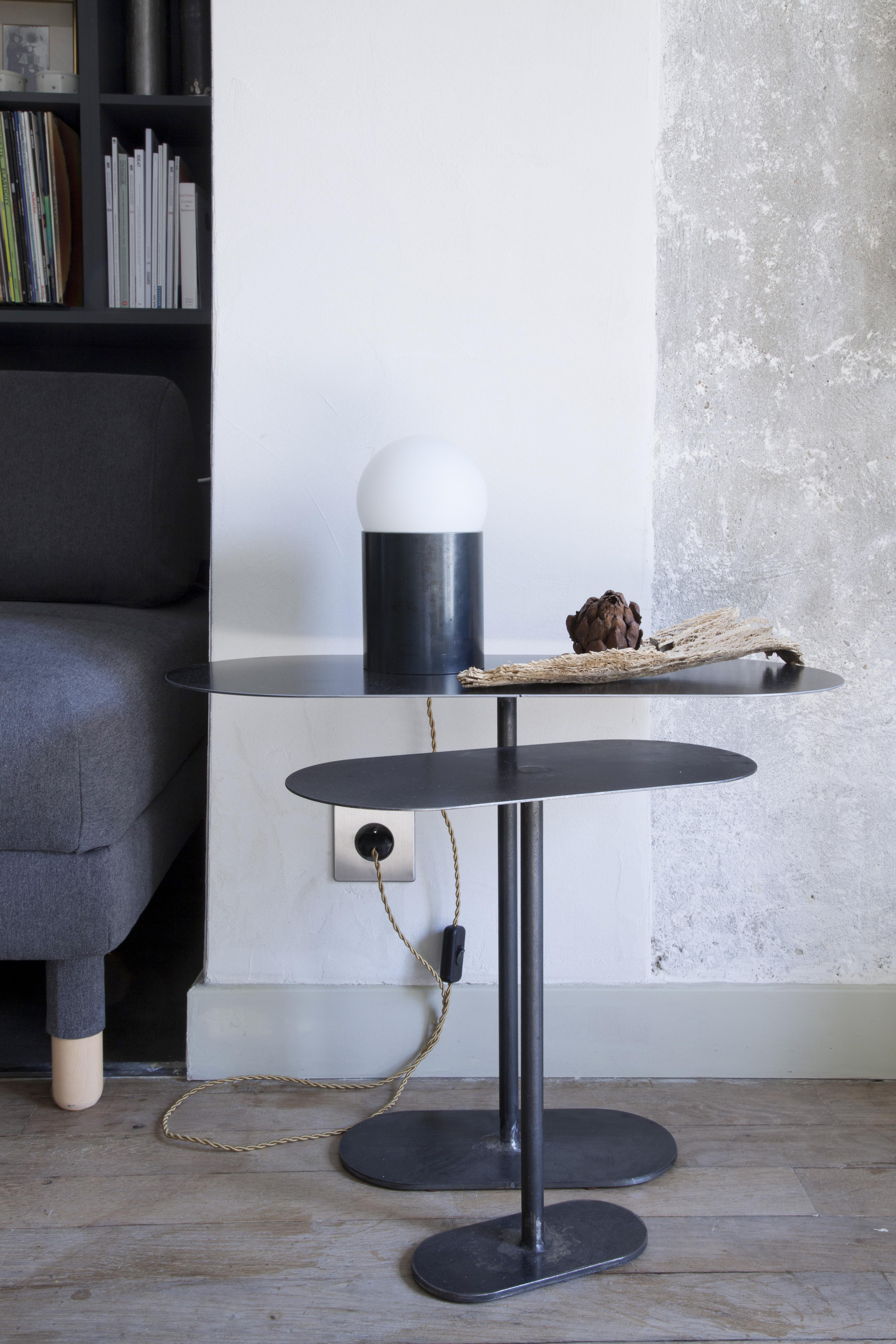 Ein Paar oxidierte Ellipsen-Tisch, signiert von Pia Chevalier im Angebot 1