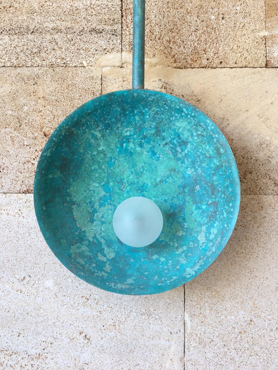 Coppia di lampade da parete Verdigris Oyster con asta, realizzate a mano da Carla Baz In condizioni Nuovo in vendita a Geneve, CH
