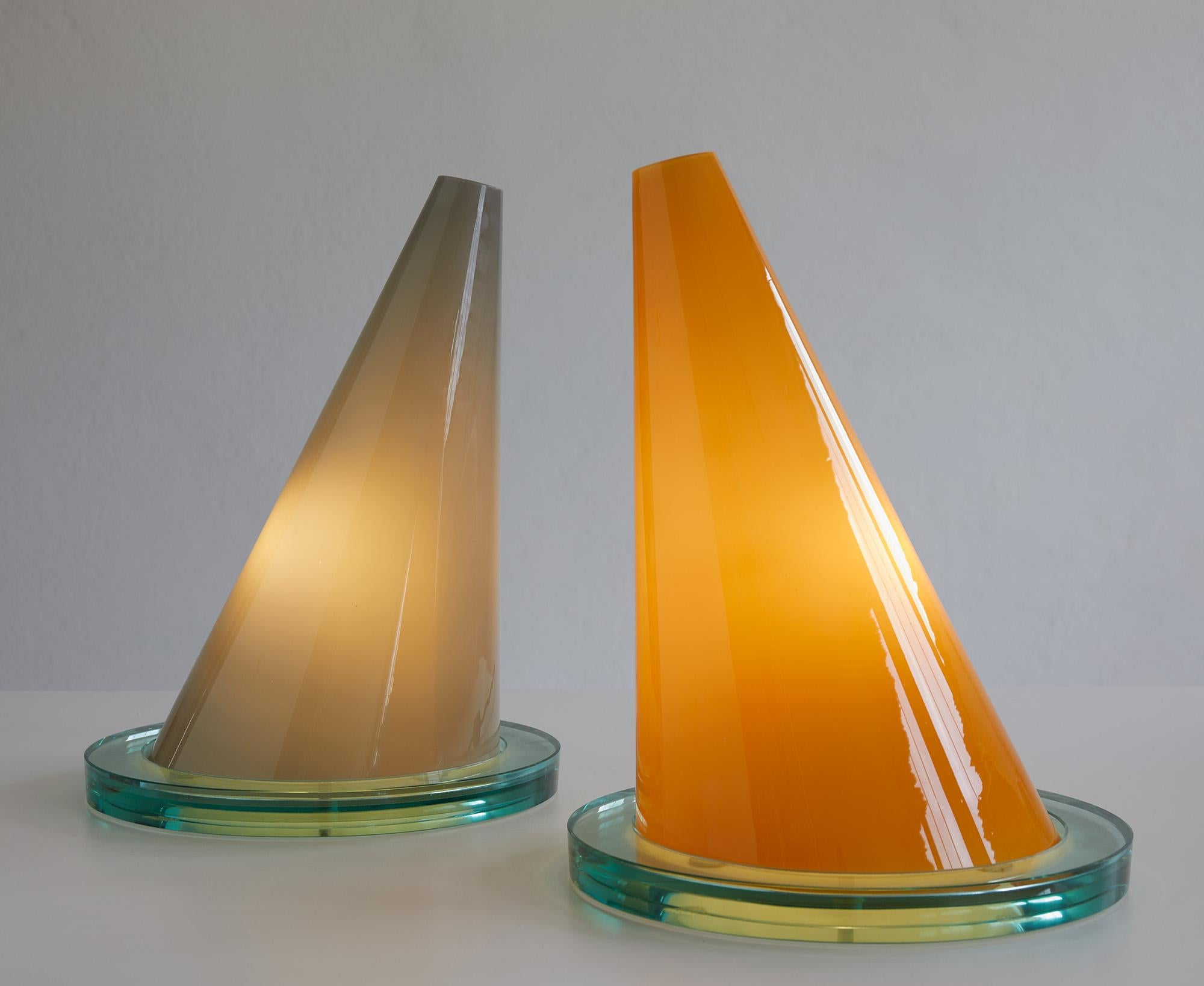 Ein Paar Tischlampen Modell Oz aus Murano-Glas von Daniela Puppa und Franco Raggi aus dem Jahr 1981.

Ausgabe Fontana Arte 1981

Jede Leuchte besteht aus einem geneigten konischen Lampenschirm aus Opalglas 
