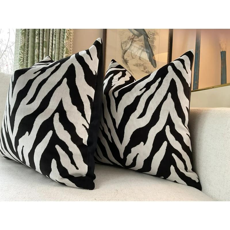 Un esuberante e lussureggiante velluto zebrato jacquard in nero su sfondo avorio.
Show off è esattamente questo: un tessuto elegante e accattivante in velluto bianco e nero. Il retro è in velluto nero coordinato e la chiusura avviene tramite