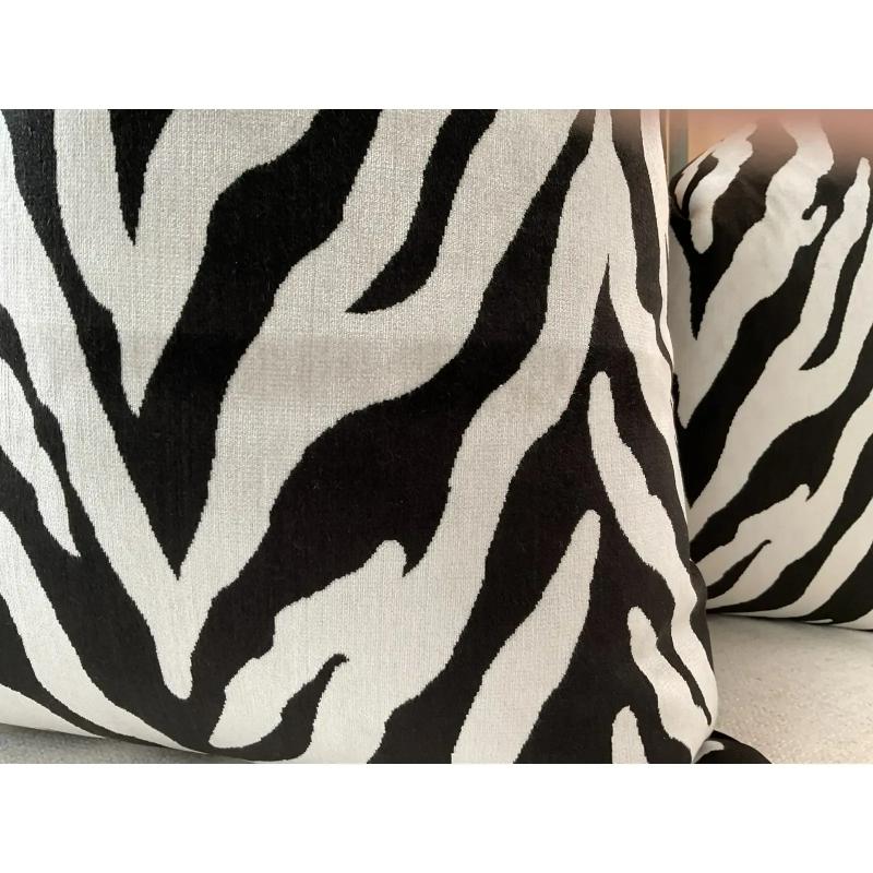 Americano Coppia di cuscini P Kaufman Show Off in velluto jacquard zebrato bianco e nero da 22 pollici in vendita