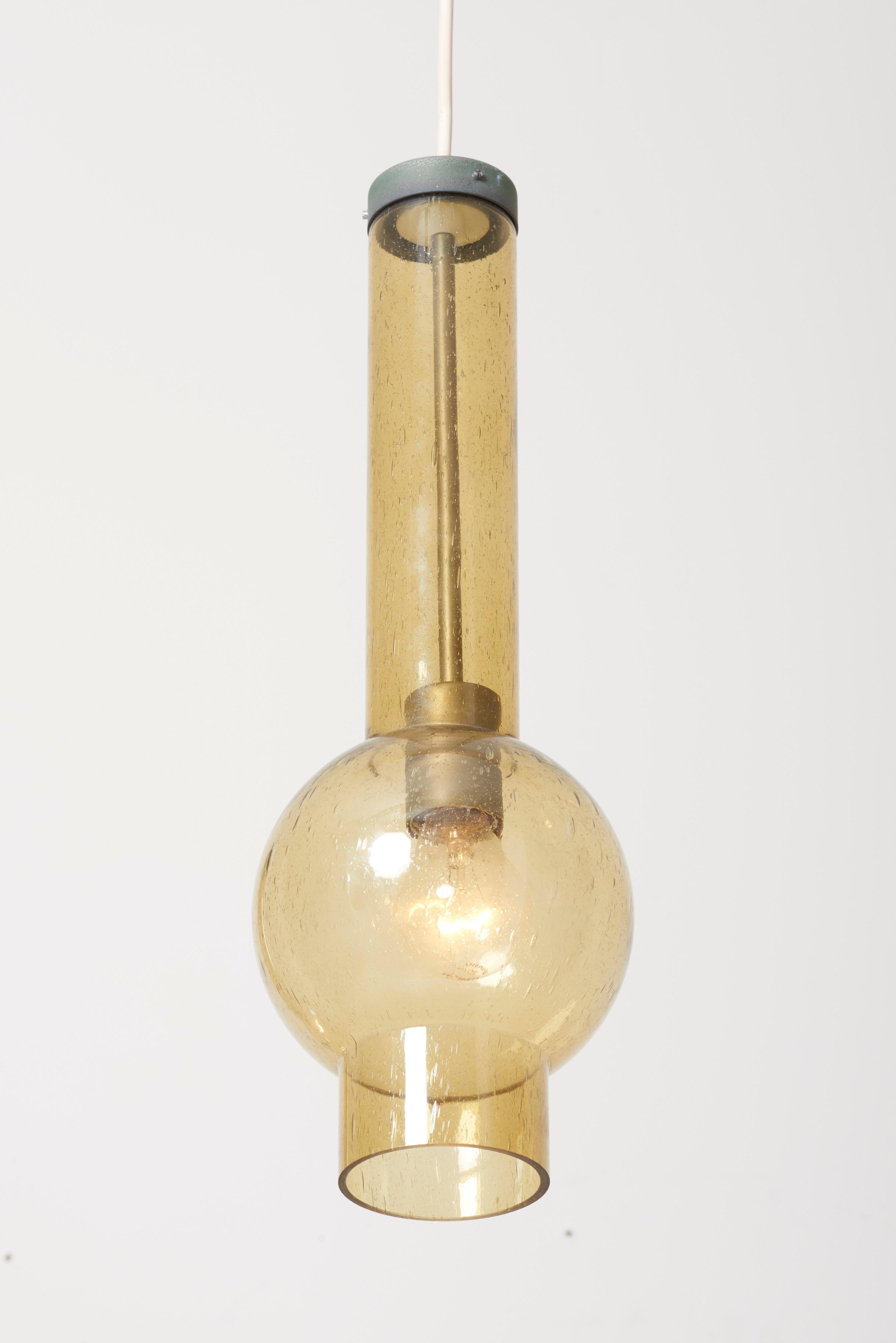 Paire de lampes à suspension en verre P1115 par Staff, Allemagne, années 1960 en vente 3