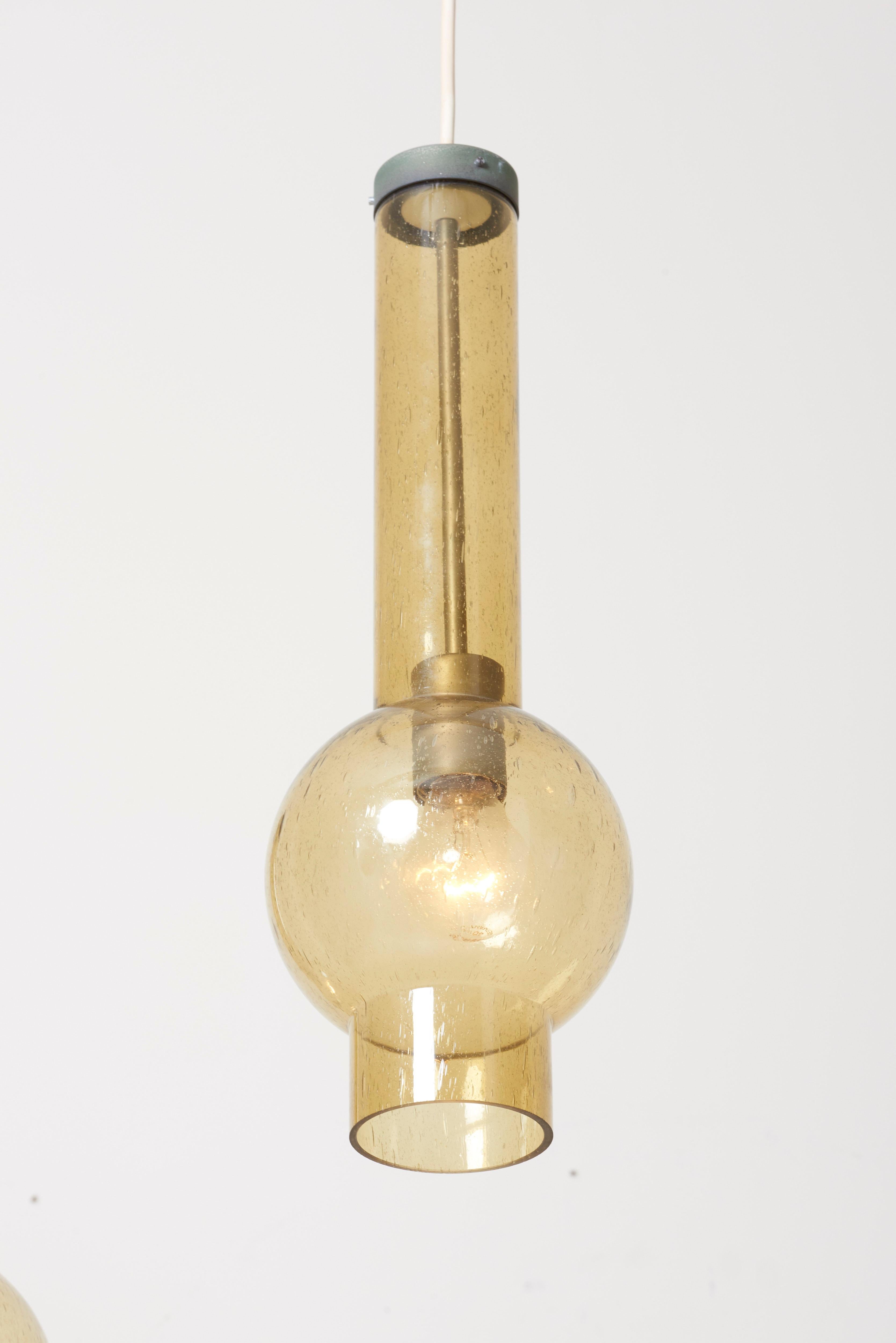 20ième siècle Paire de lampes à suspension en verre P1115 par Staff, Allemagne, années 1960 en vente