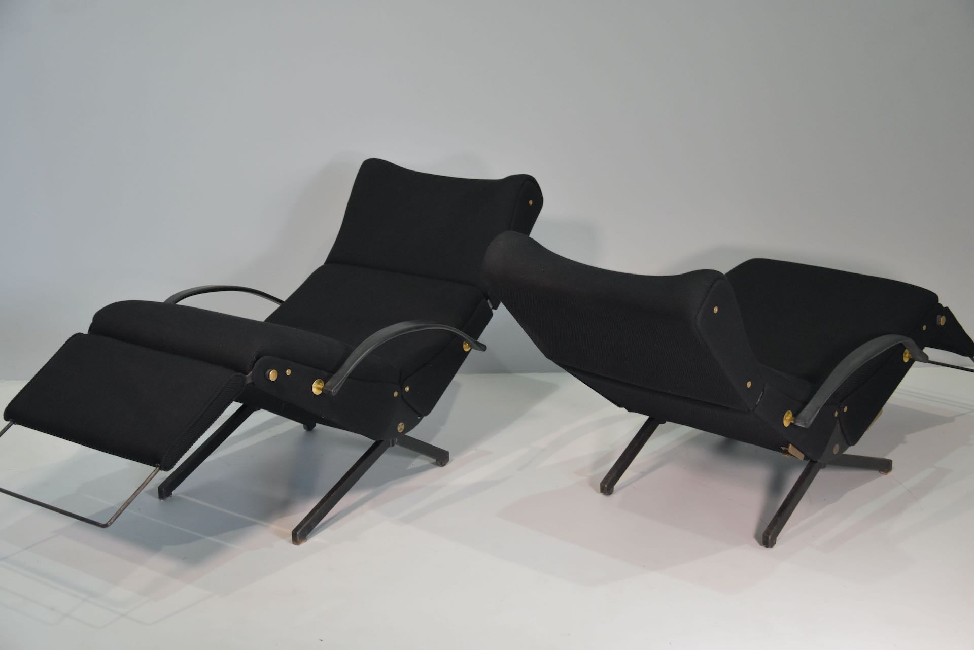 P40 lounge chair by Osvaldo Borsani for Tecno. Adjustable backrest armrests and seat, expandable footrest. Leather cover and full working mechanic elements. An iconic piece of Italian 1950s design.