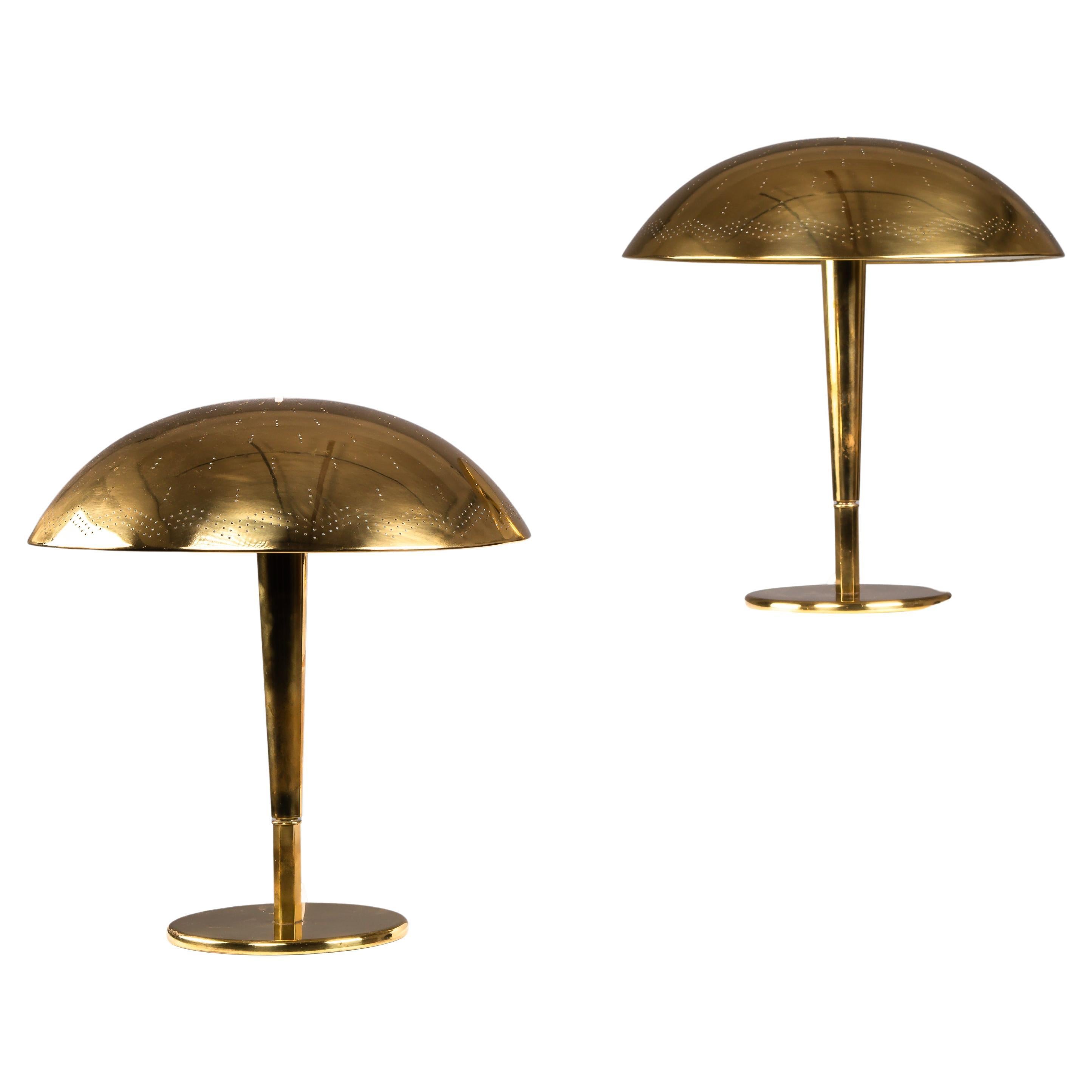 Pair of Paavo Tynell 1940s “Umbrella” model 5061, Taito Oy, Finland en venta