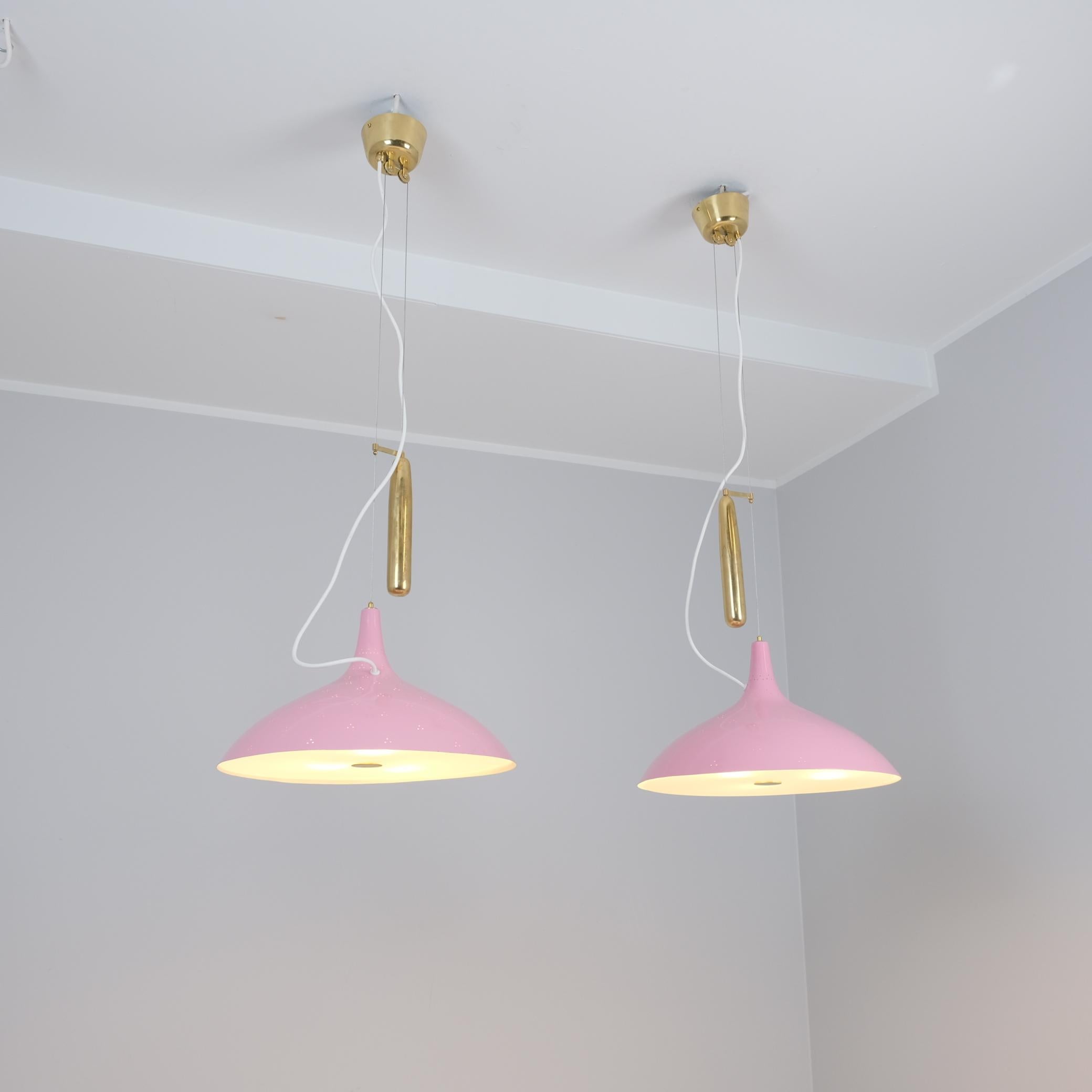 Scandinavo moderno Coppia di lampade da soffitto regolabili Paavo Tynell modello A1965 in rosa, Taito 1950 in vendita