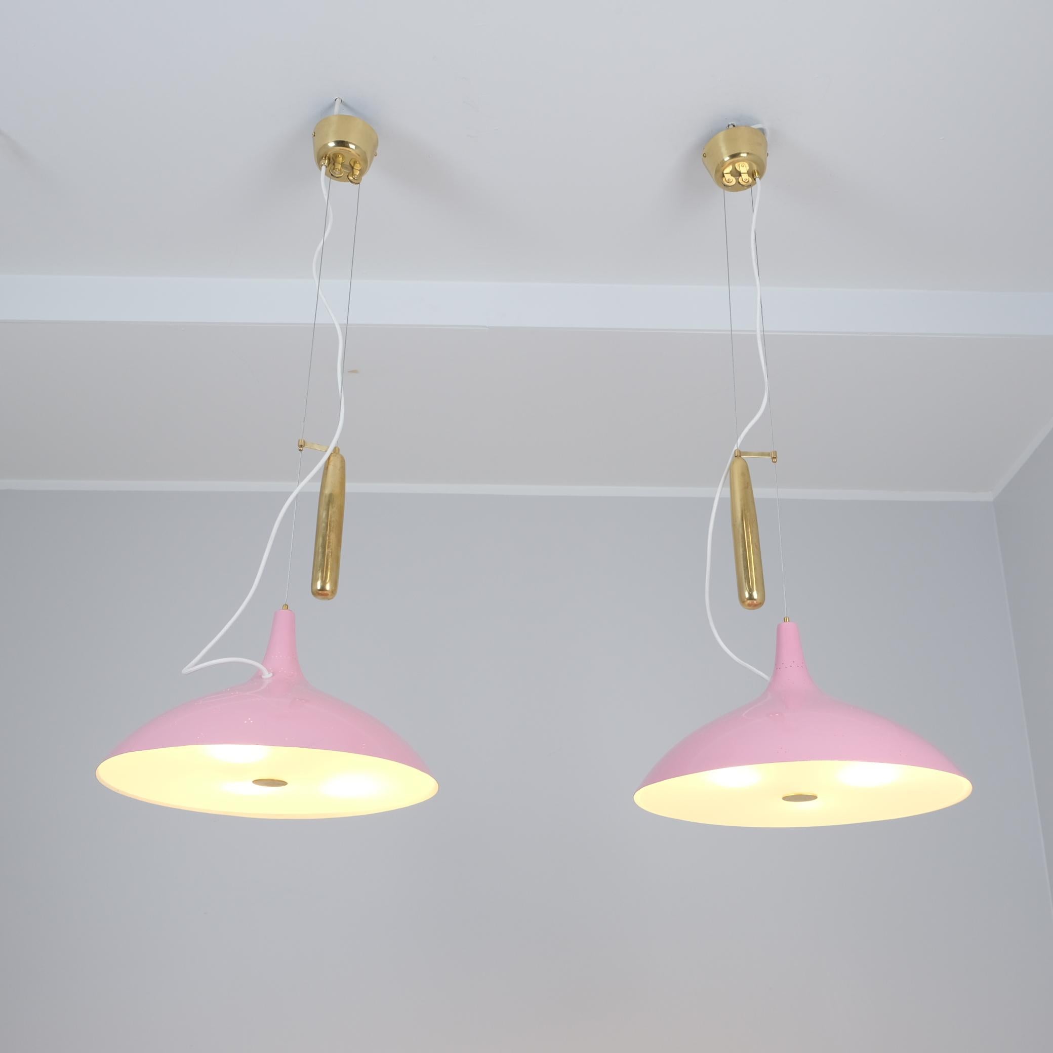 Finlandese Coppia di lampade da soffitto regolabili Paavo Tynell modello A1965 in rosa, Taito 1950 in vendita