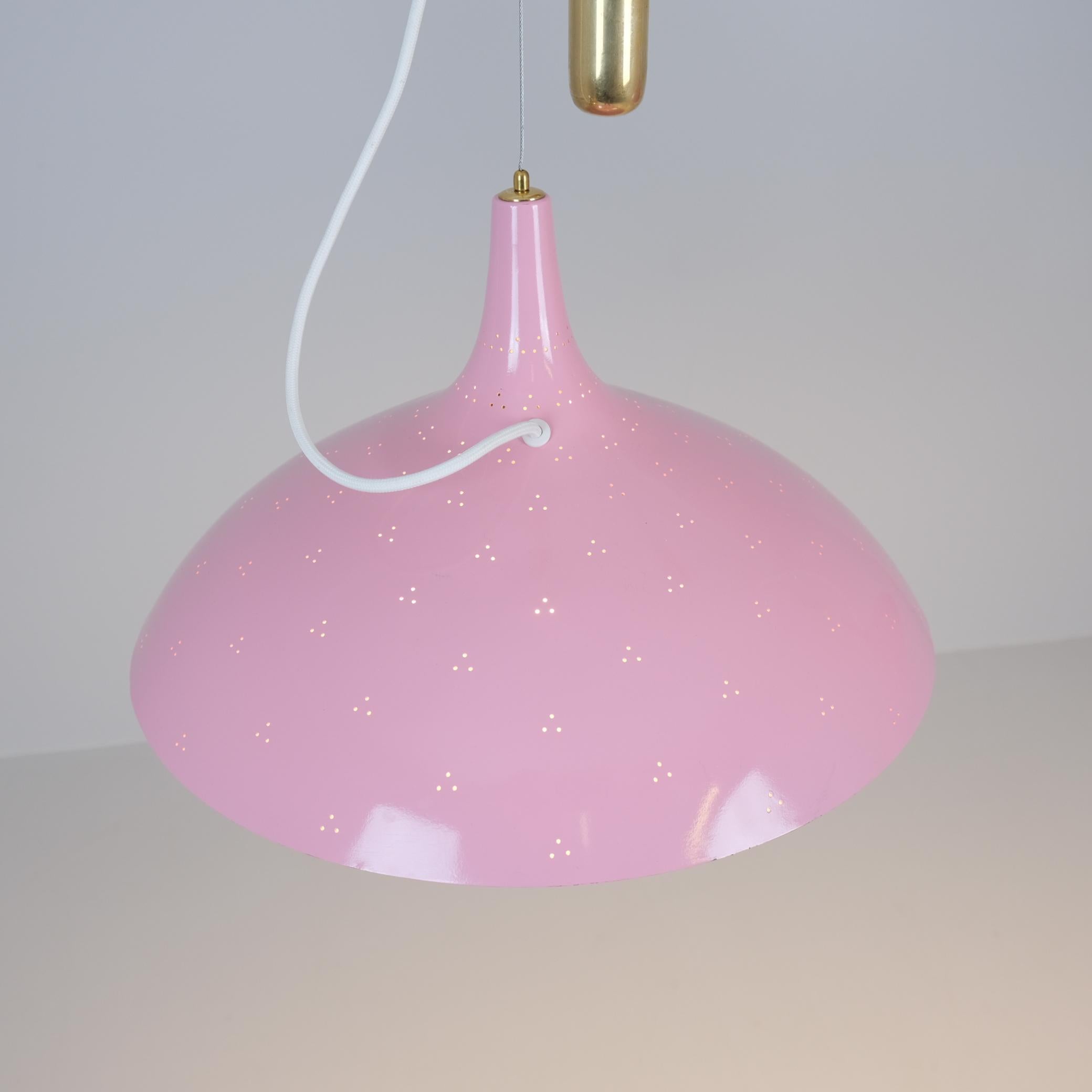 Coppia di lampade da soffitto regolabili Paavo Tynell modello A1965 in rosa, Taito 1950 In condizioni buone in vendita a Helsinki, FI