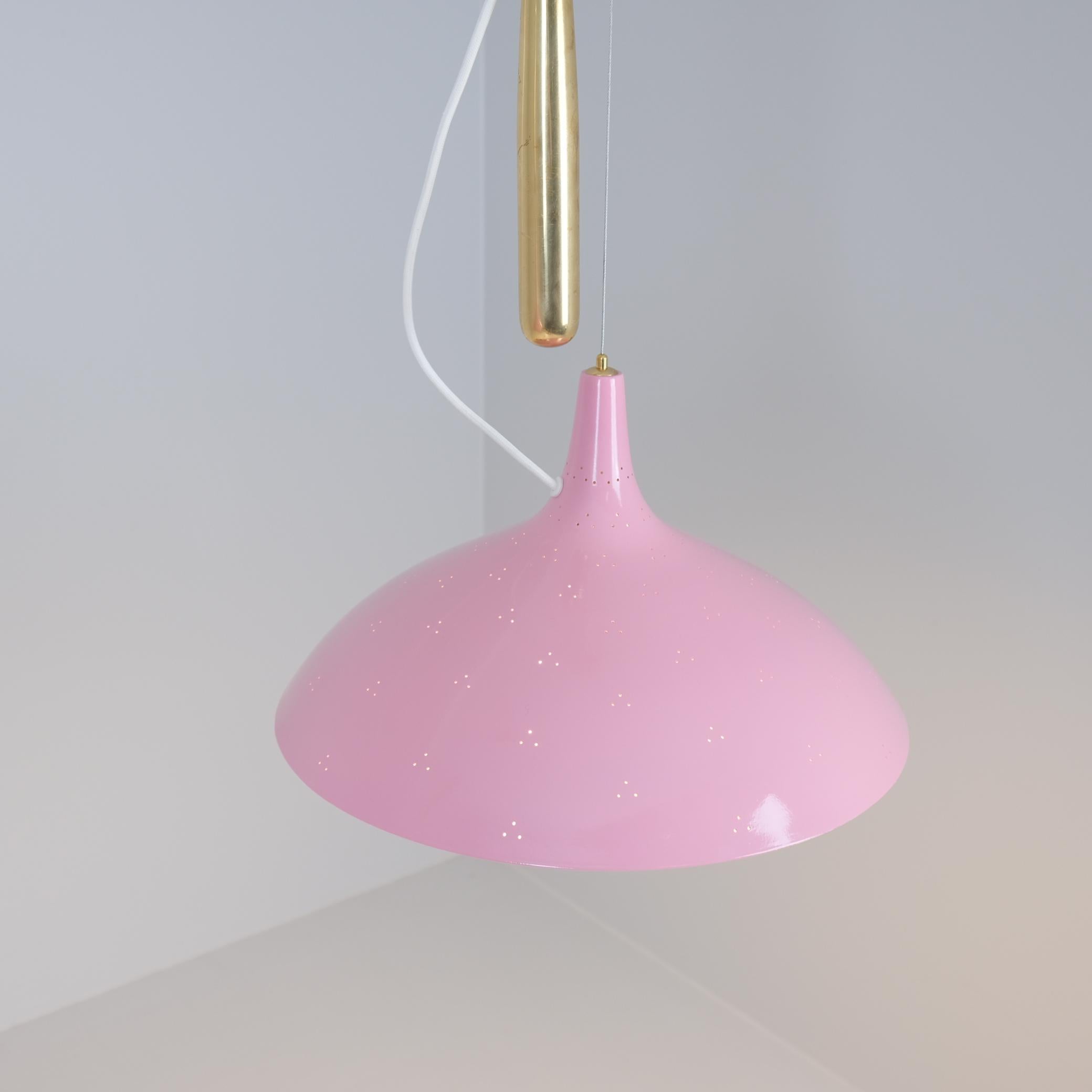Metà XX secolo Coppia di lampade da soffitto regolabili Paavo Tynell modello A1965 in rosa, Taito 1950 in vendita