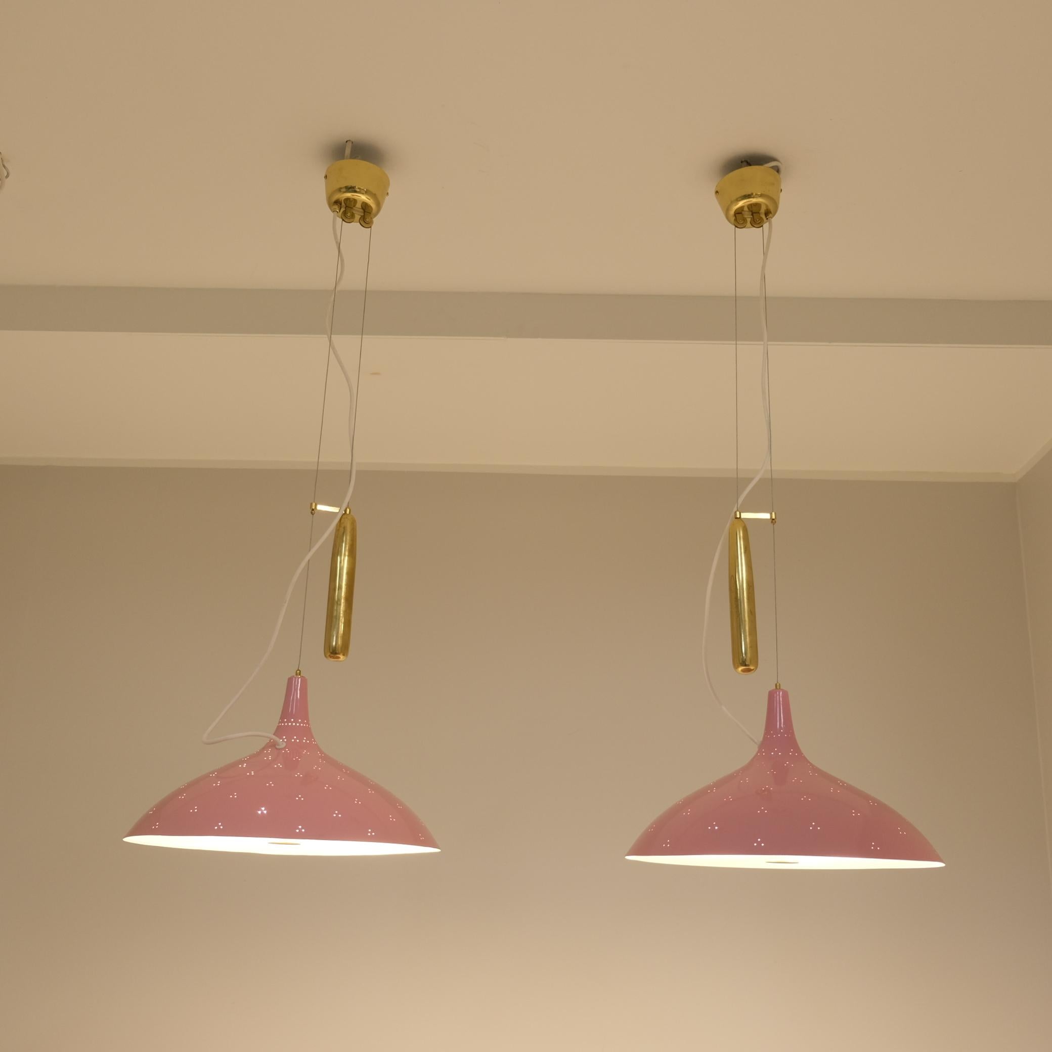 Metallo Coppia di lampade da soffitto regolabili Paavo Tynell modello A1965 in rosa, Taito 1950 in vendita