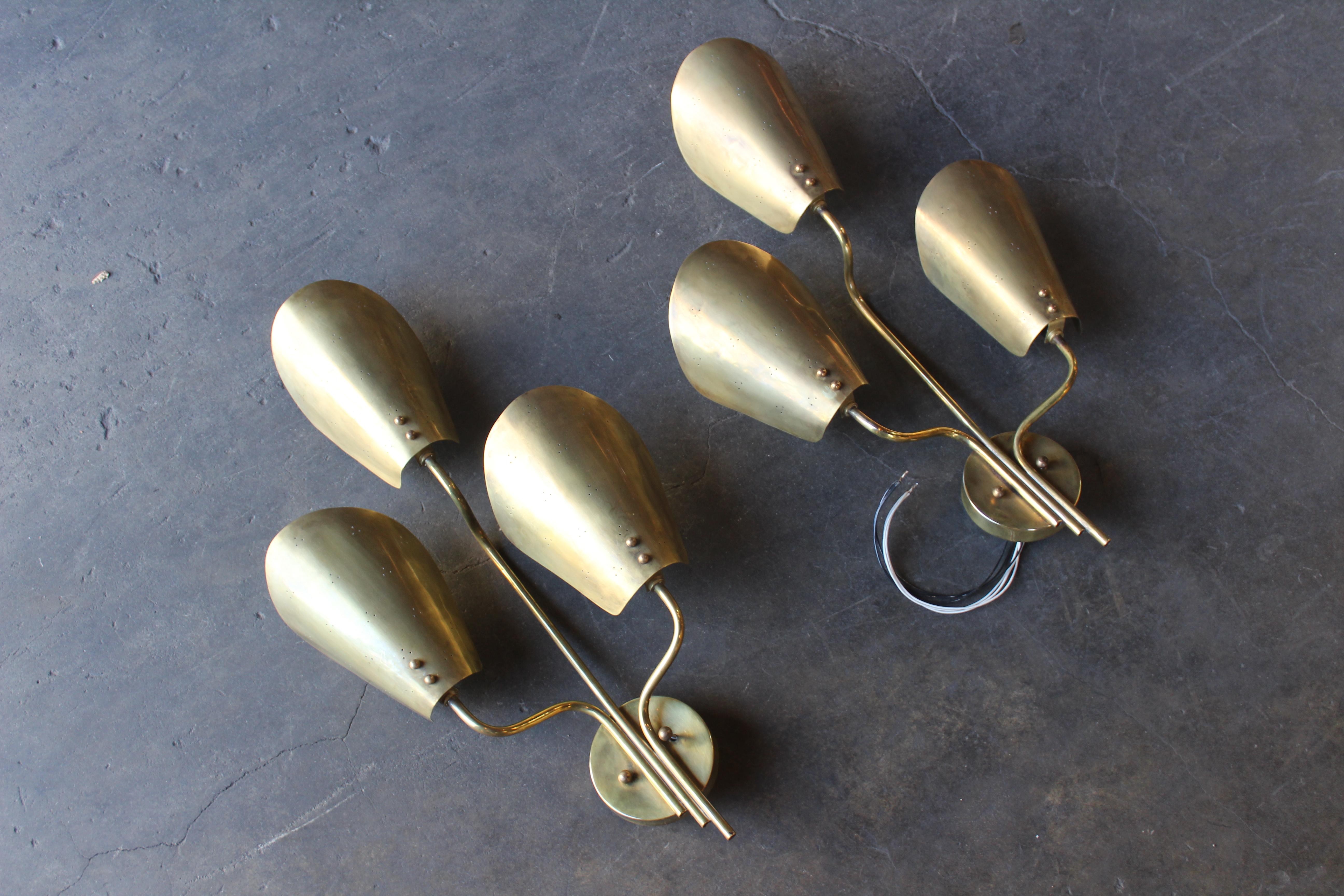 Pair of brass wall sconces designed by Paavo Tynell for Lightolier, U.S.A, 1950s.
Newly rewired and ready to be installed!
Minor age appropriate patina to the brass.