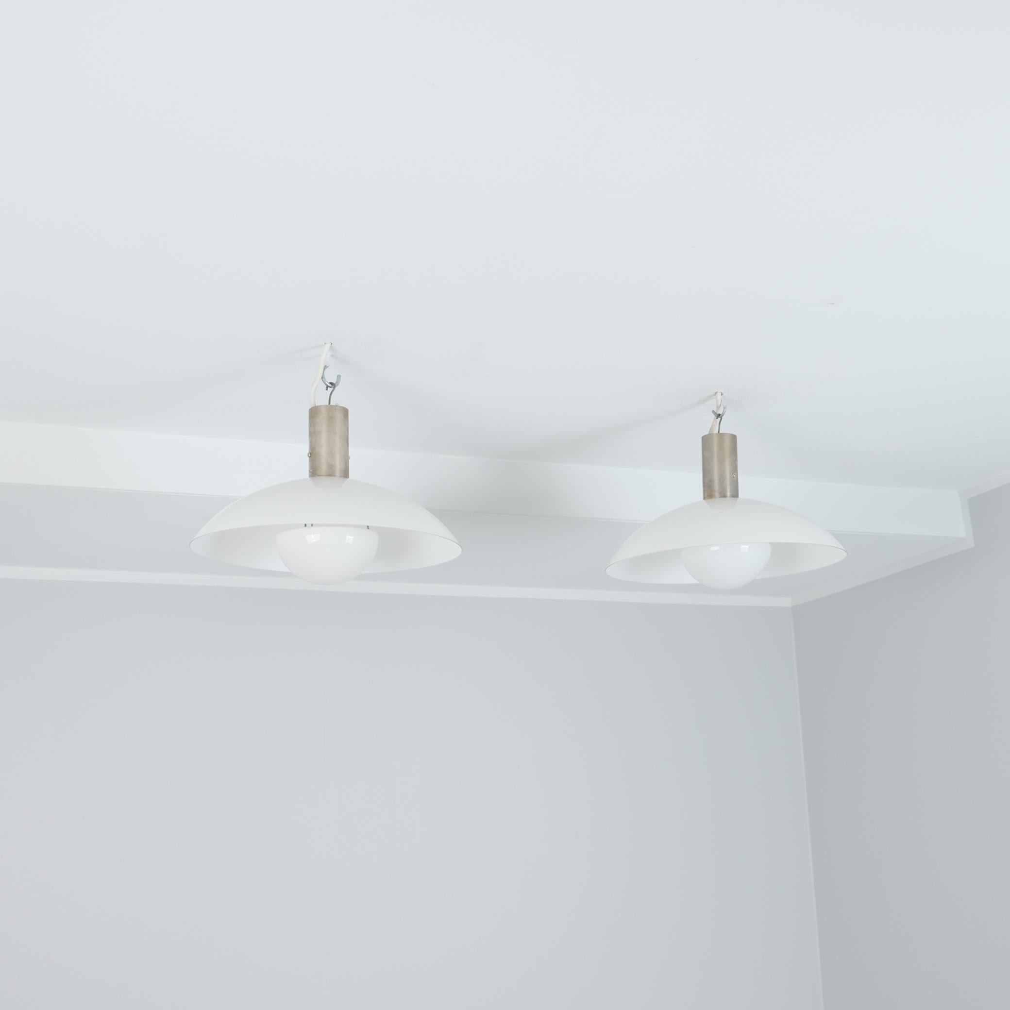 Mid-Century moderno Coppia di lampade da soffitto Paavo Tynell in ottone cromato e vetro opalino, Taito 1930 in vendita
