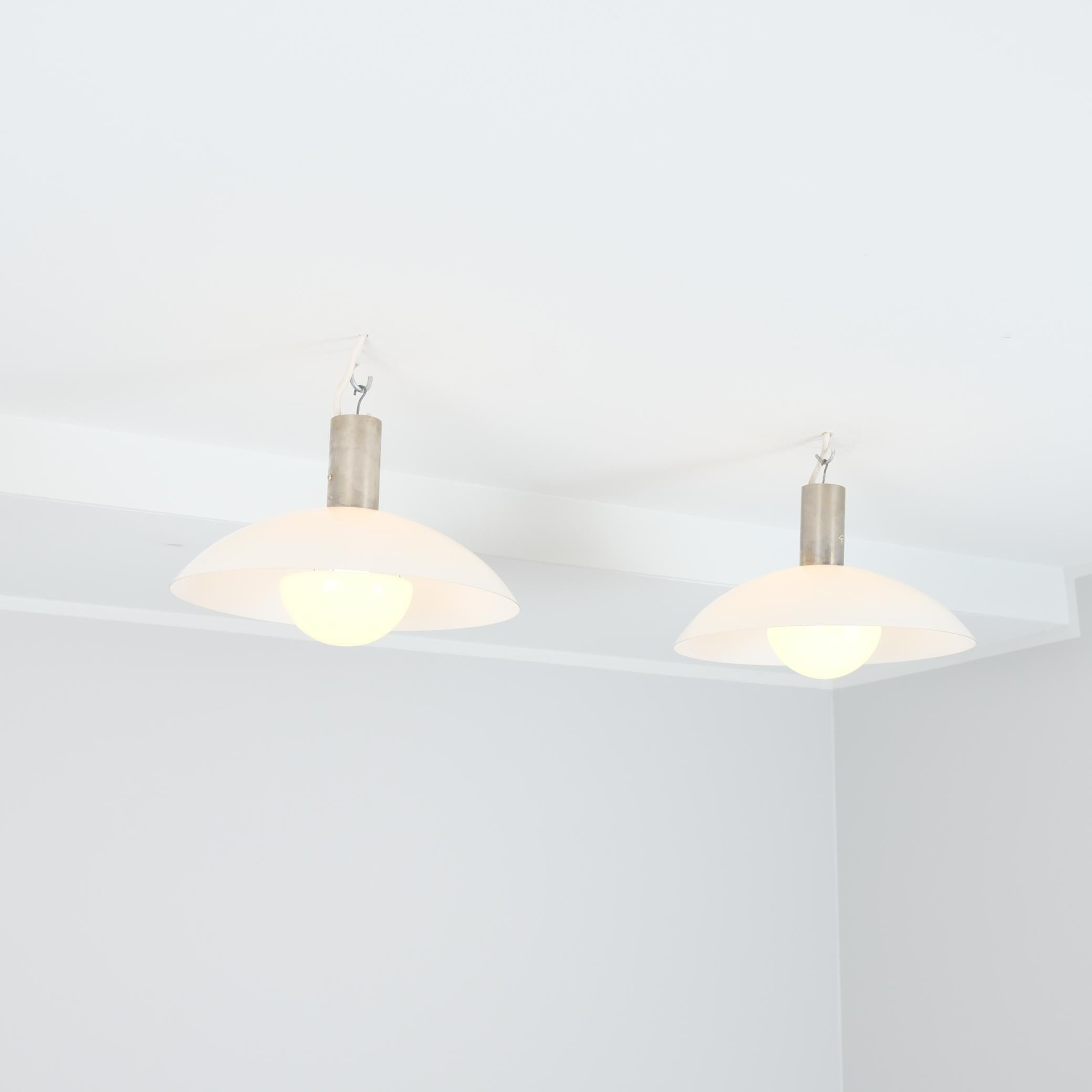 Finlandese Coppia di lampade da soffitto Paavo Tynell in ottone cromato e vetro opalino, Taito 1930 in vendita