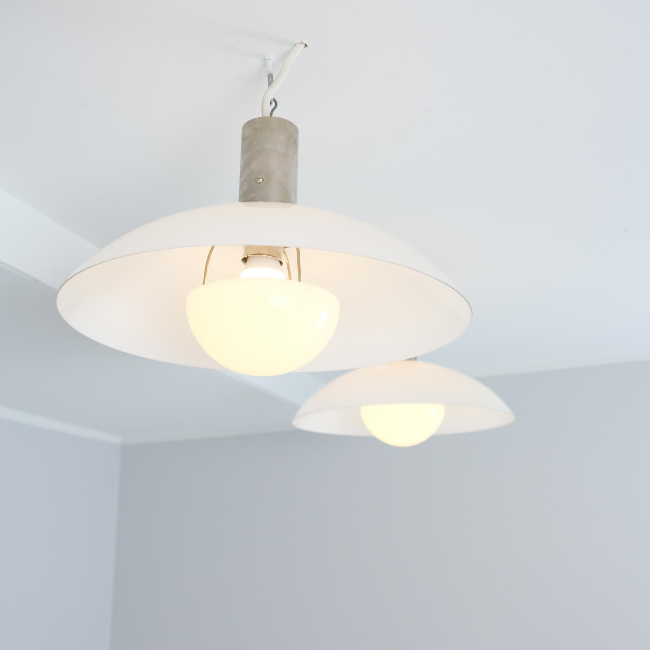 Metà XX secolo Coppia di lampade da soffitto Paavo Tynell in ottone cromato e vetro opalino, Taito 1930 in vendita