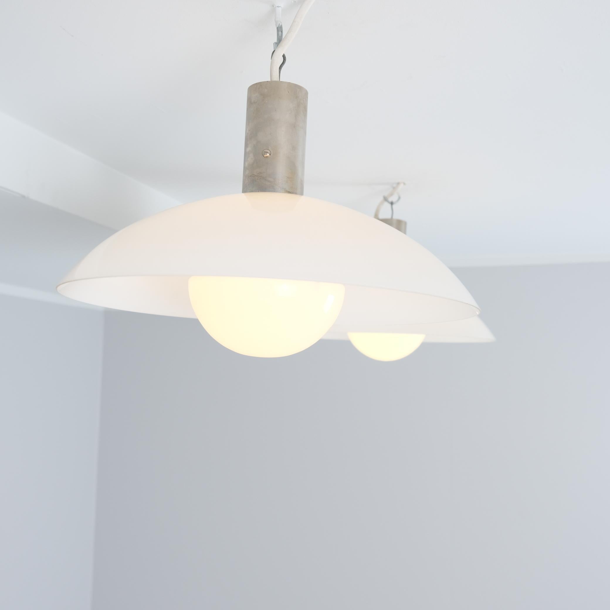 Ottone Coppia di lampade da soffitto Paavo Tynell in ottone cromato e vetro opalino, Taito 1930 in vendita