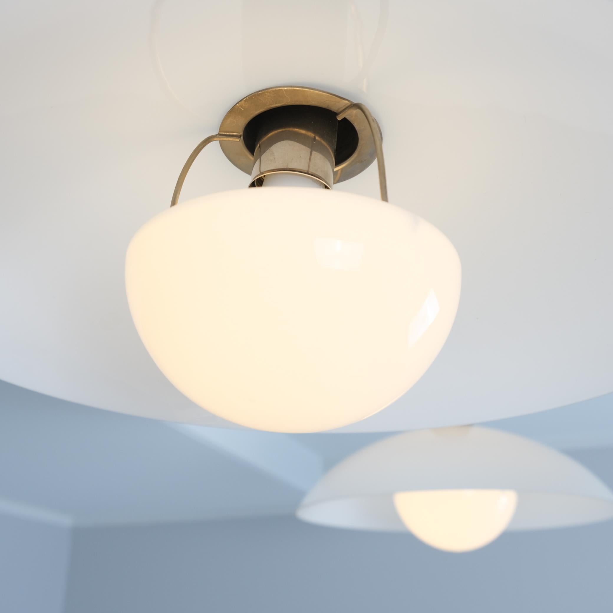 Coppia di lampade da soffitto Paavo Tynell in ottone cromato e vetro opalino, Taito 1930 in vendita 1