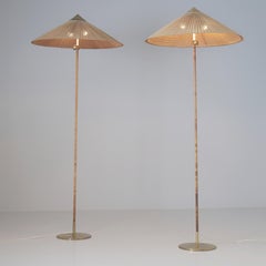 Coppia di lampade da terra a cappello cinese Paavo Tynell 9602 Ottone e rattan, Taito 1950