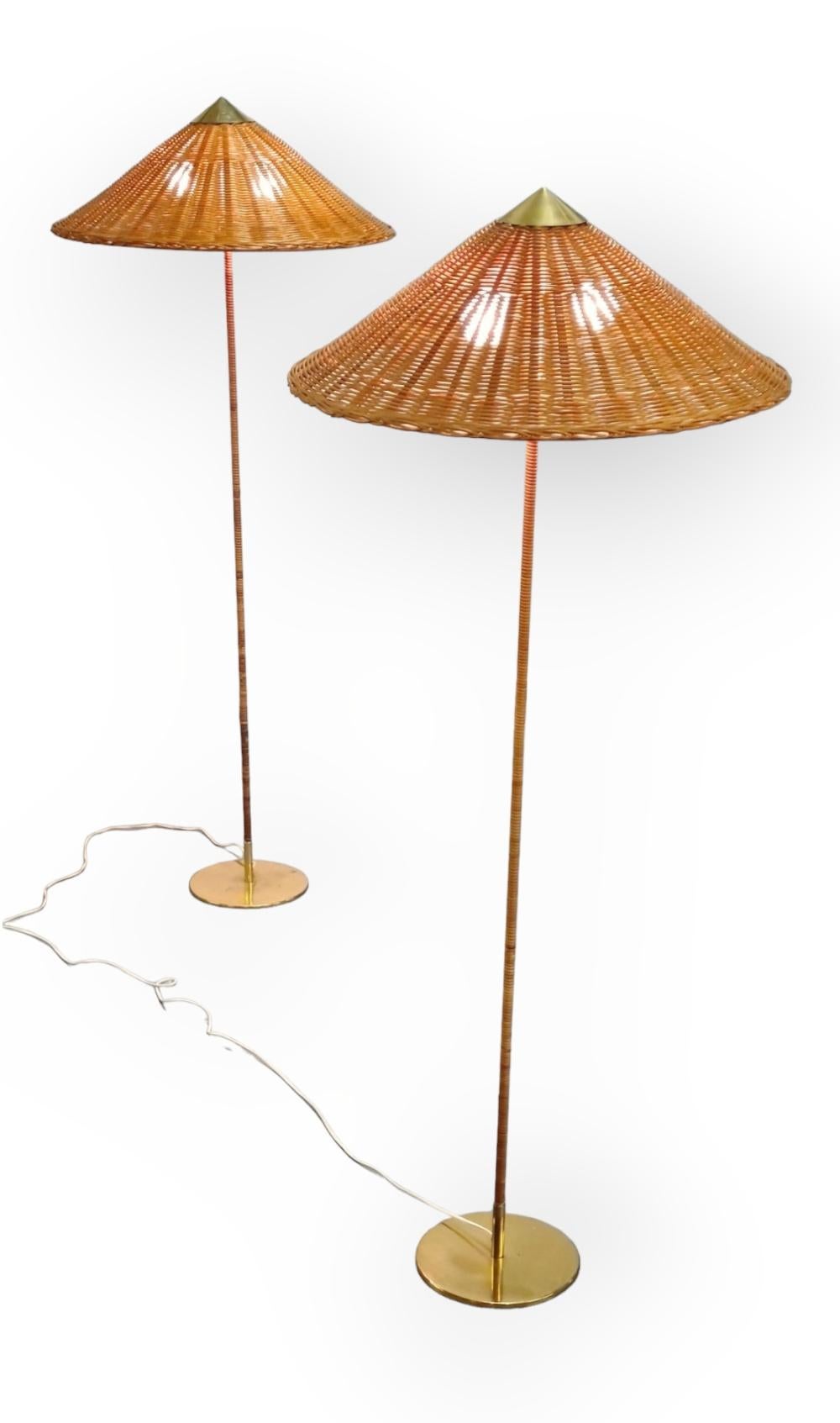 Paar Stehlampen von Paavo Tynell, Modell 9602 „Chinesischer Hut“, Idman, 1950er Jahre (Skandinavische Moderne) im Angebot