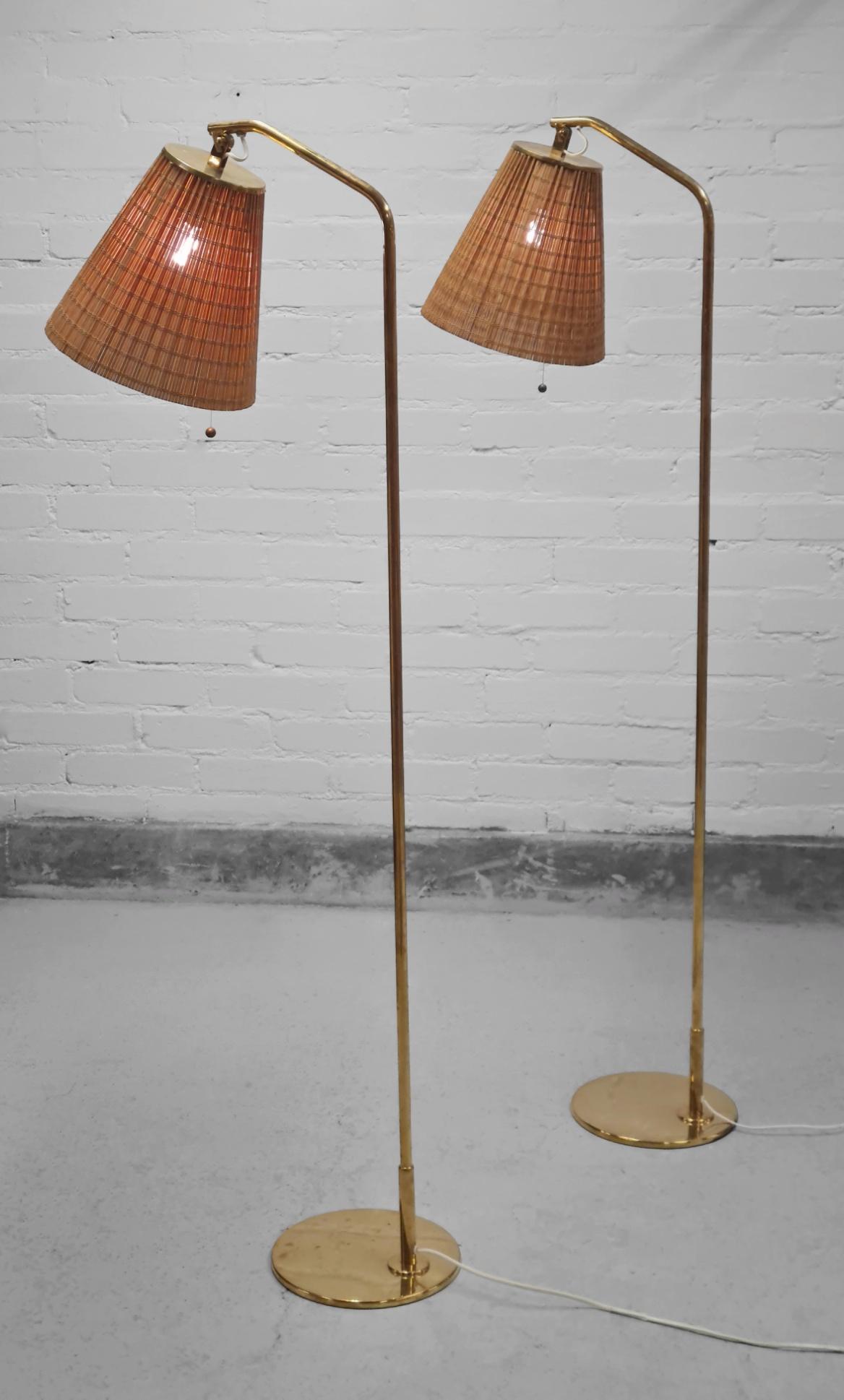Ein elegantes Paar Stehlampen von Meisterdesigner Paavo Tynell. Diese minimalistischen Stehlampen Modell 9613 tragen Eleganz in ihrer Schlichtheit. Die Schirme sind verstellbar, was diese Lampen perfekt für Lesezimmer, Schlafzimmer oder