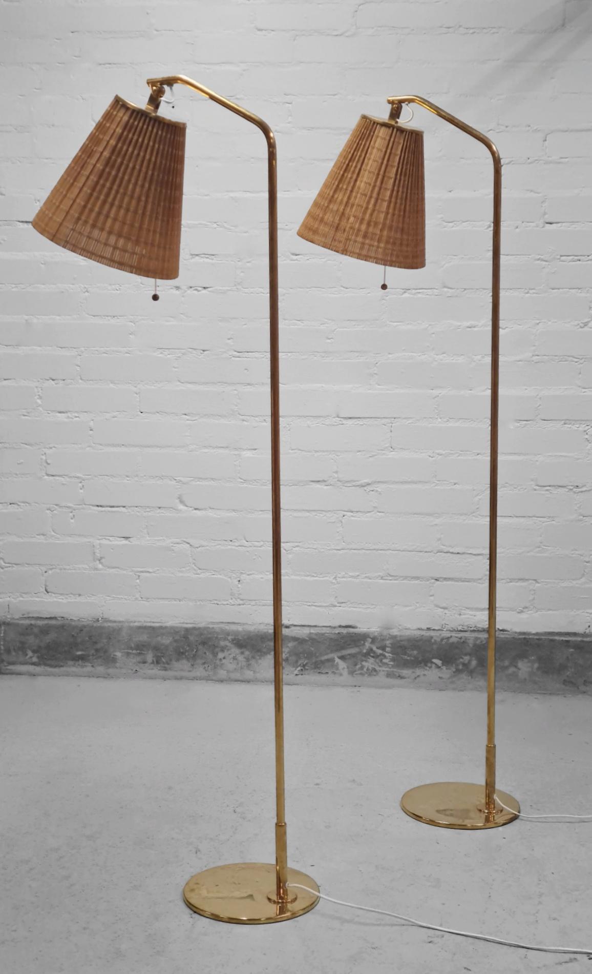 Paar Stehlampen von Paavo Tynell, Modell 9613, mit Rattanschirmen (Skandinavische Moderne) im Angebot