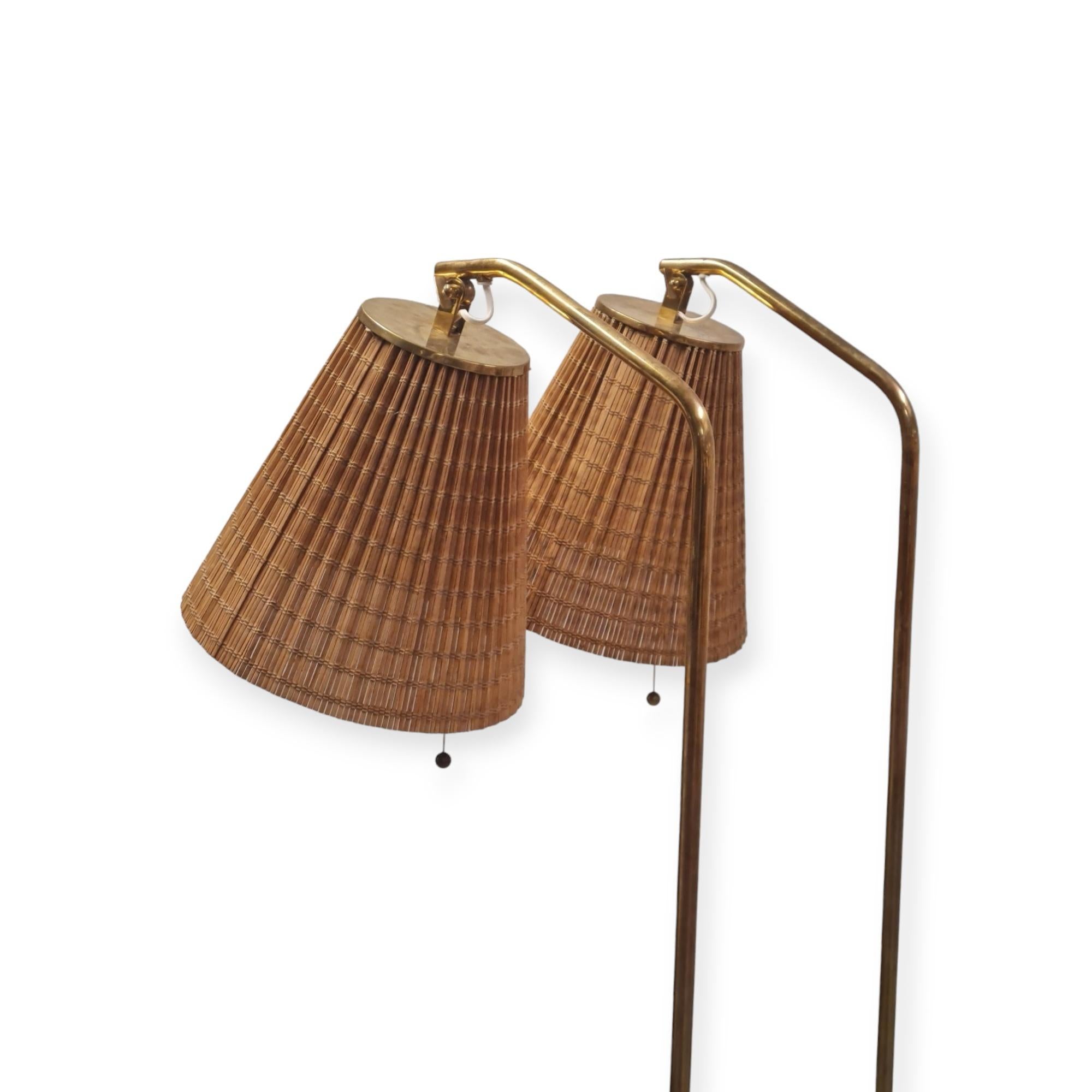 Paar Stehlampen von Paavo Tynell, Modell 9613, mit Rattanschirmen (Mitte des 20. Jahrhunderts) im Angebot