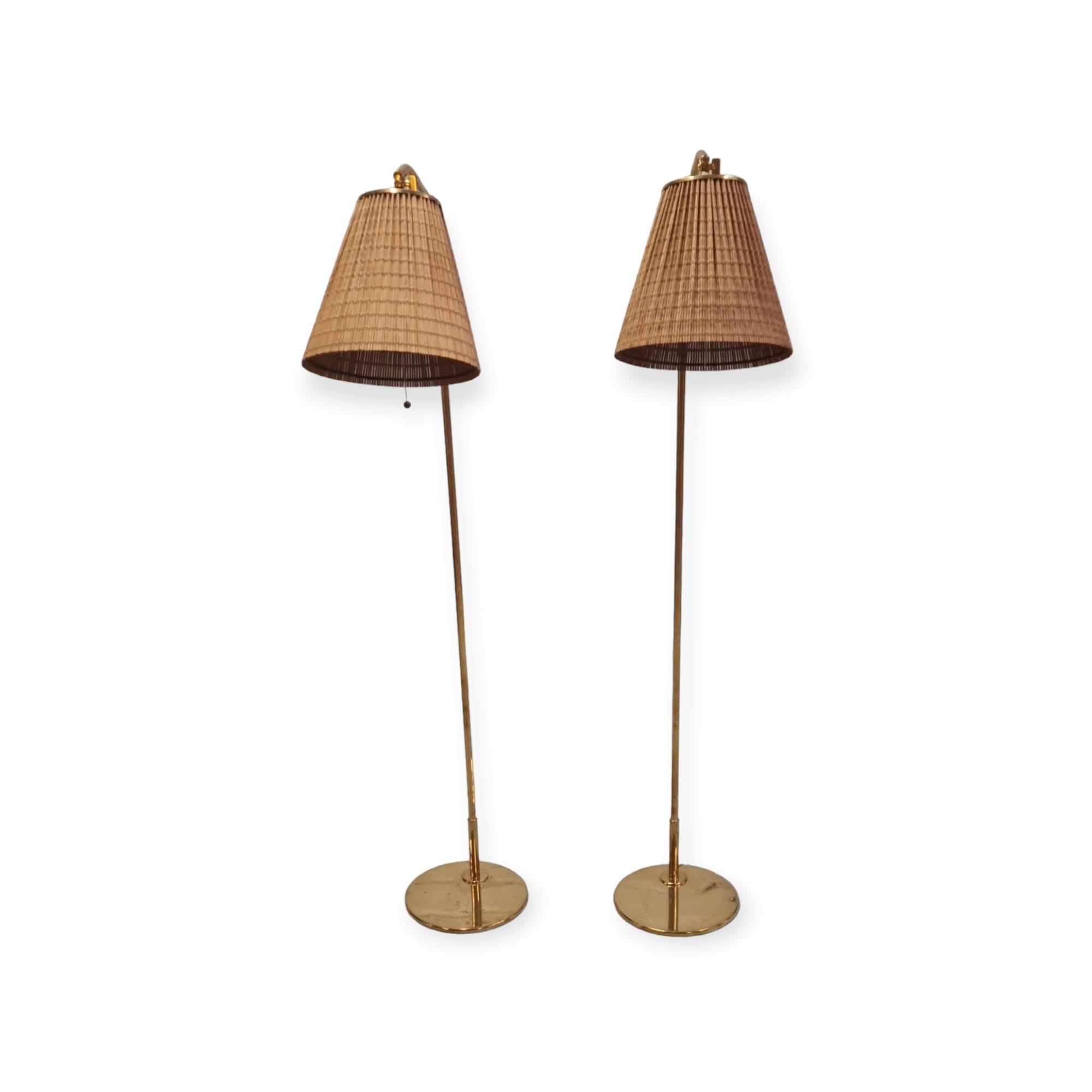 Paar Stehlampen von Paavo Tynell, Modell 9613, mit Rattanschirmen im Angebot 1