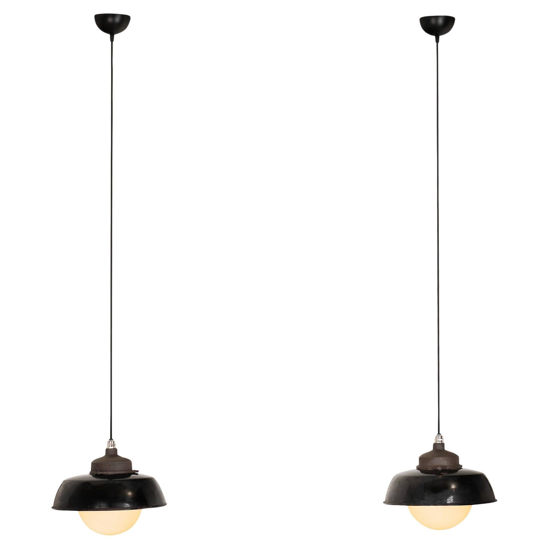 Coppia di lampade a sospensione di Paavo Tynell per Taito, Finlandia, 1930 ca.