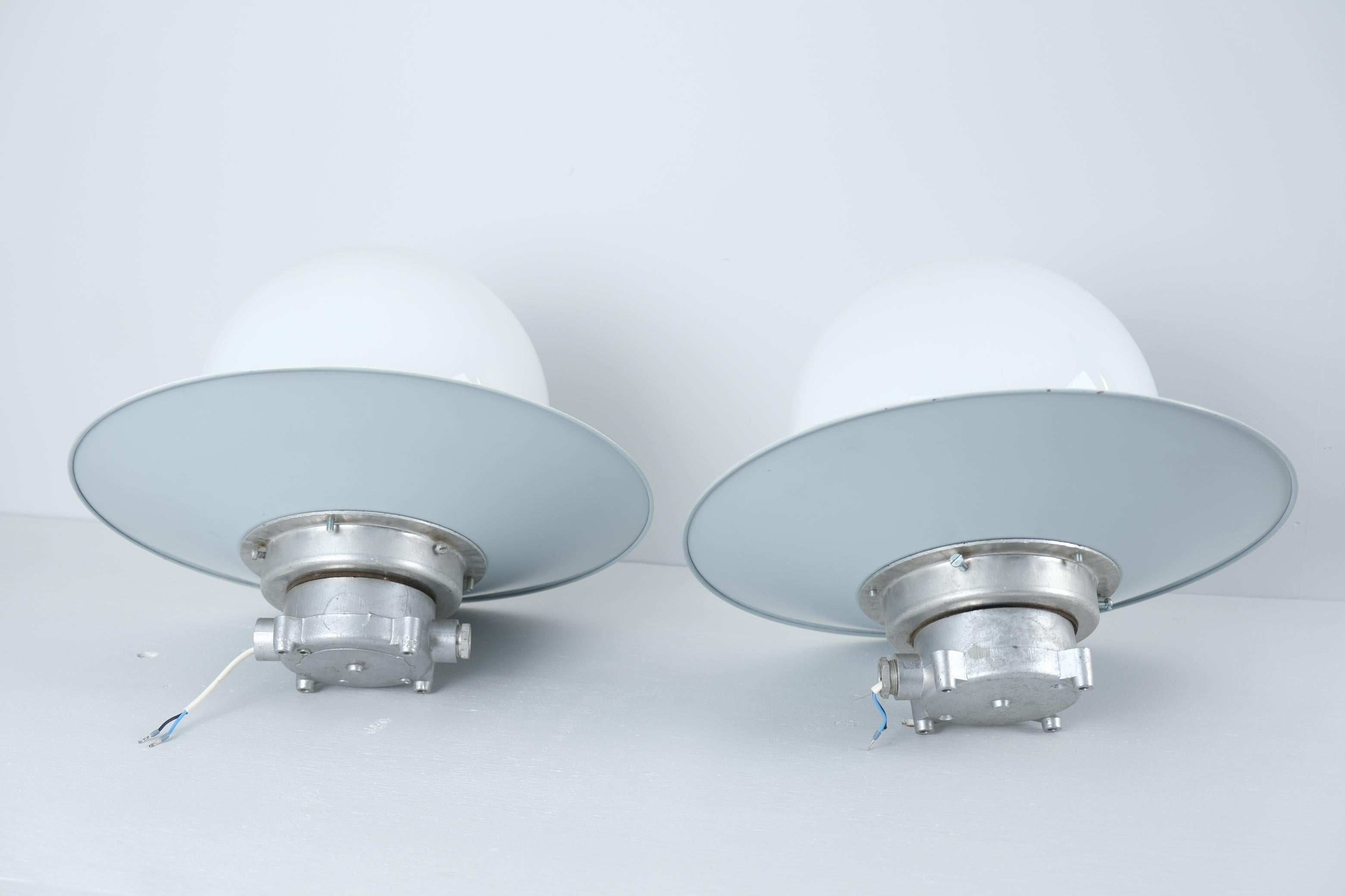 Coppia di lampade industriali da esterno/interno Paavo Tynell Modello H9-100, Idman 1960 in vendita 4