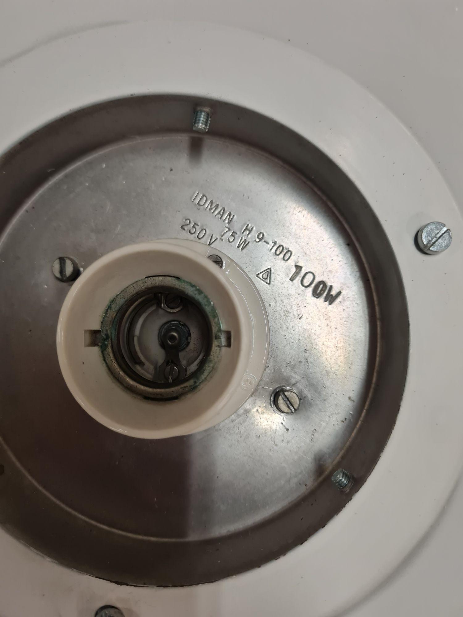 Ein Paar Paavo Tynell Außen- und Innenlampen im industriellen Stil, Modell H9-100. Die Lampen haben einen schönen und originellen weiß/grauen Metallschirm, der sich leicht in jeden Innen- oder Außenbereich integrieren lässt, kombiniert mit weißen