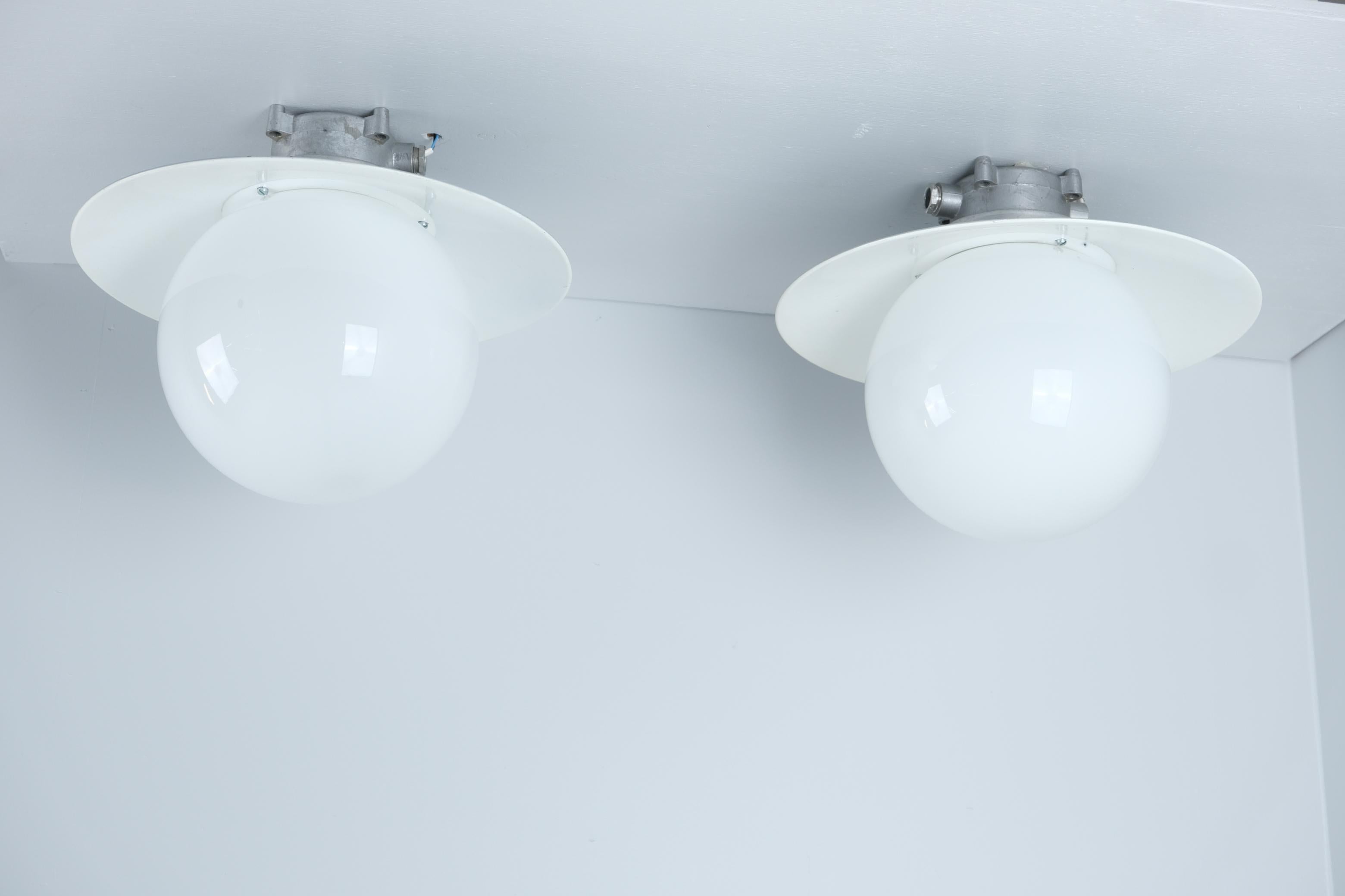 Metà XX secolo Coppia di lampade industriali da esterno/interno Paavo Tynell Modello H9-100, Idman 1960 in vendita