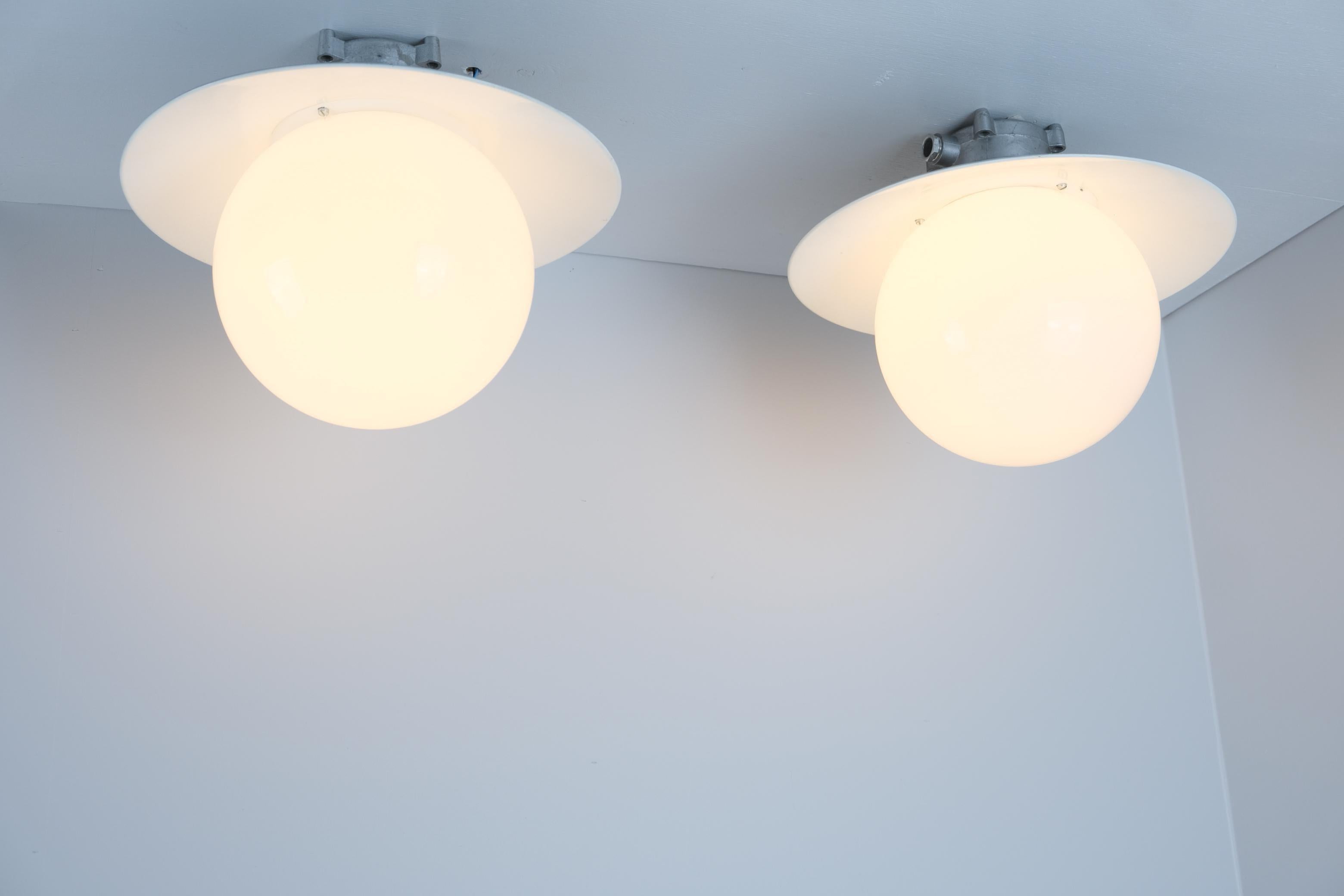 Coppia di lampade industriali da esterno/interno Paavo Tynell Modello H9-100, Idman 1960 In condizioni buone in vendita a Helsinki, FI