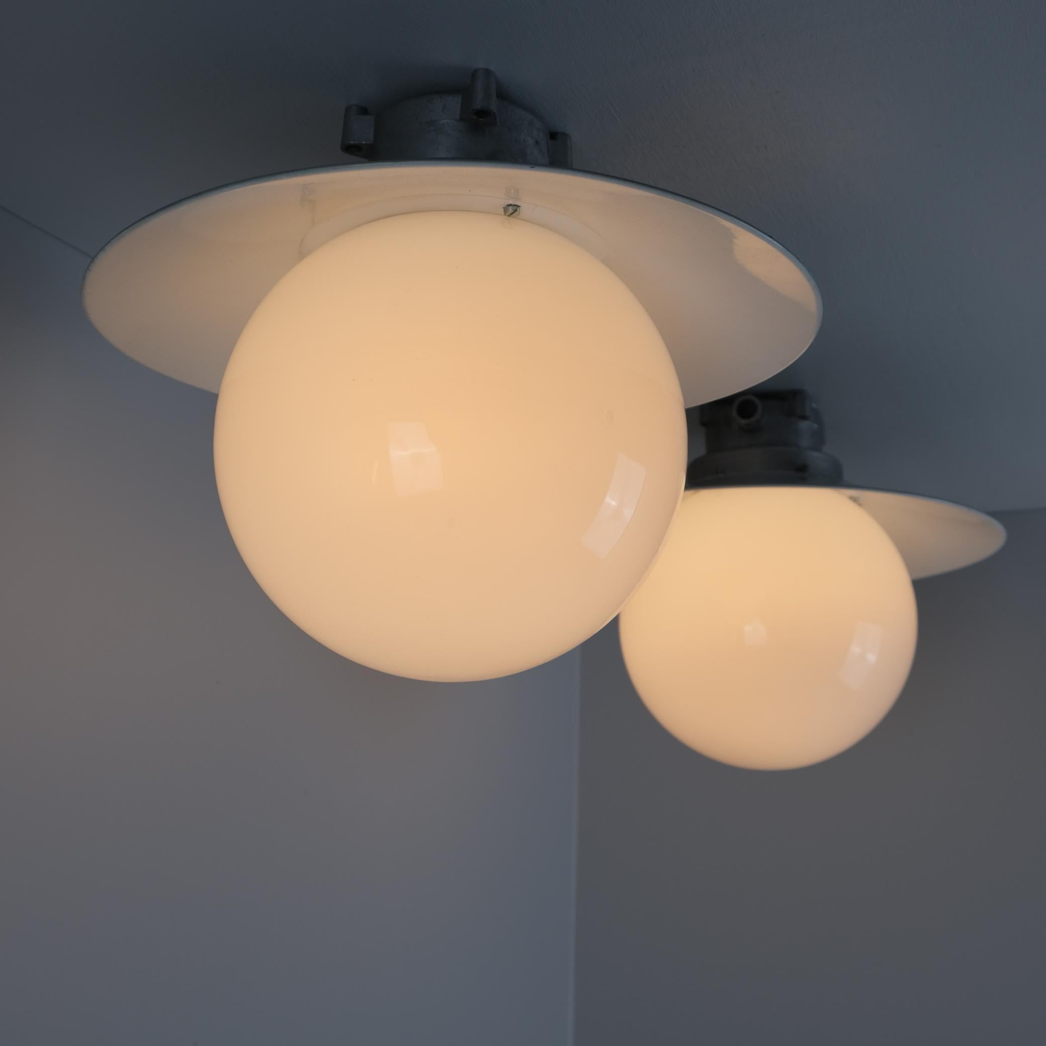 Coppia di lampade industriali da esterno/interno Paavo Tynell Modello H9-100, Idman 1960 in vendita 1