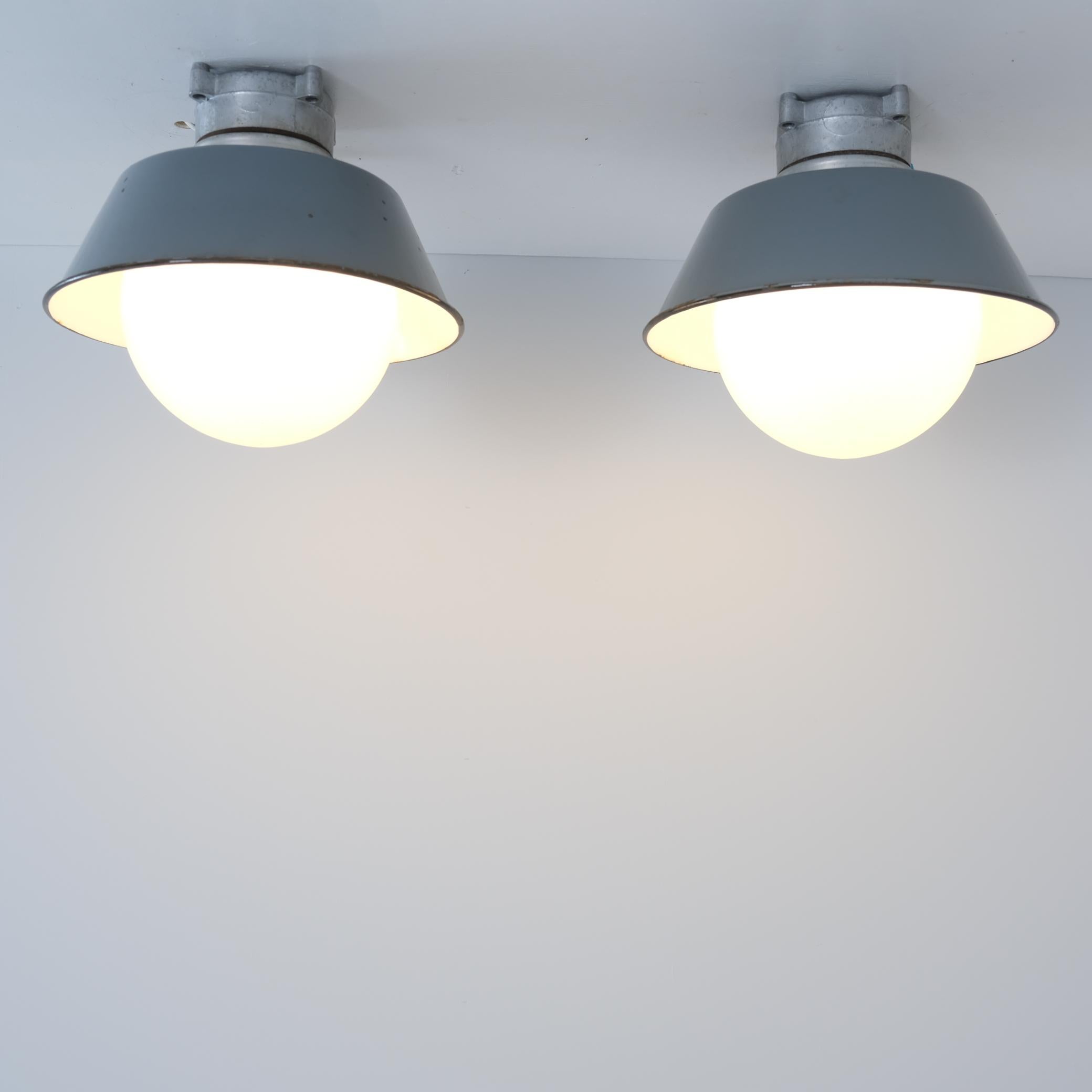 Finlandais Paire de lampes d'extérieur / d'intérieur de style industriel Paavo Tynell, Idman 1960s en vente