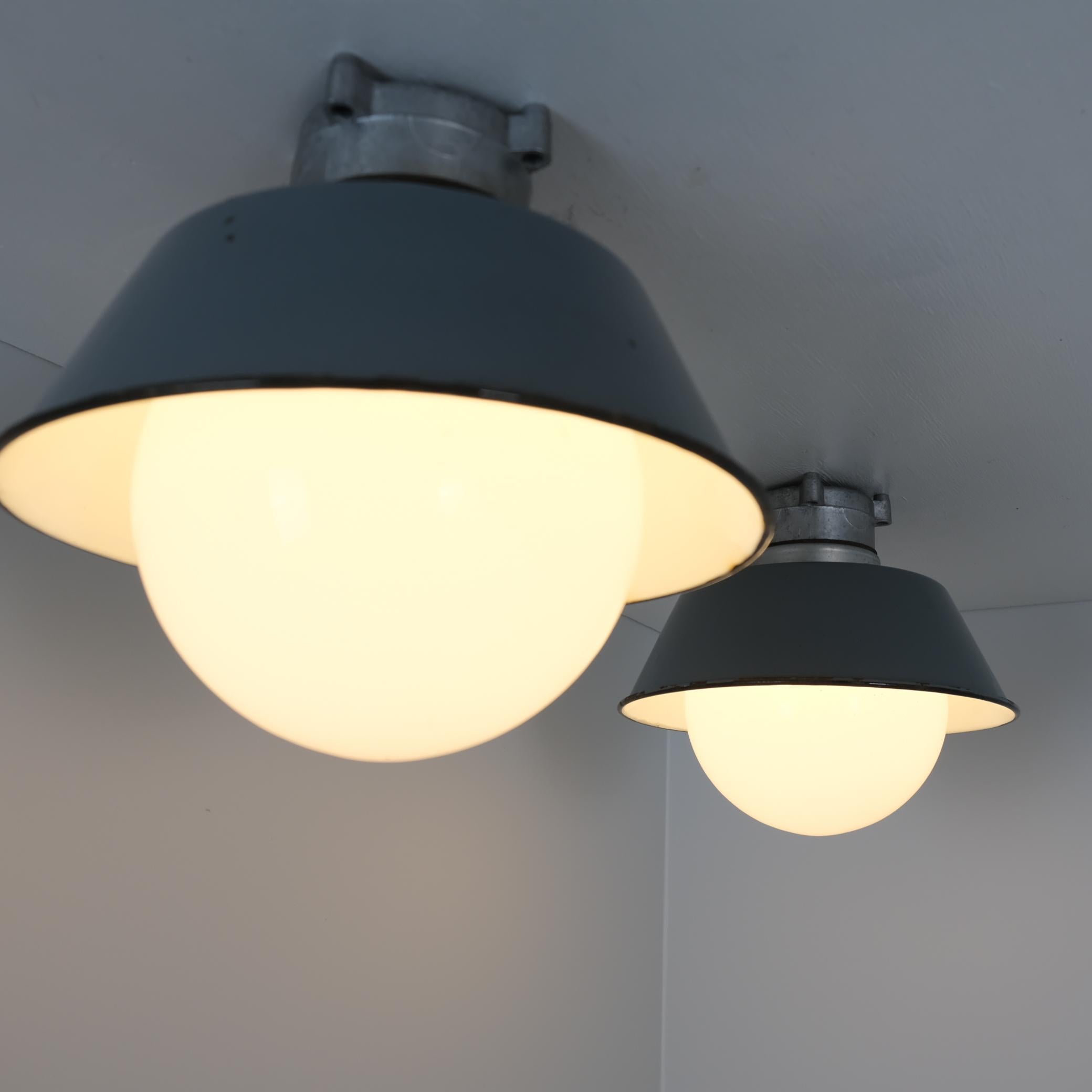 Paire de lampes d'extérieur / d'intérieur de style industriel Paavo Tynell, Idman 1960s Bon état - En vente à Helsinki, FI