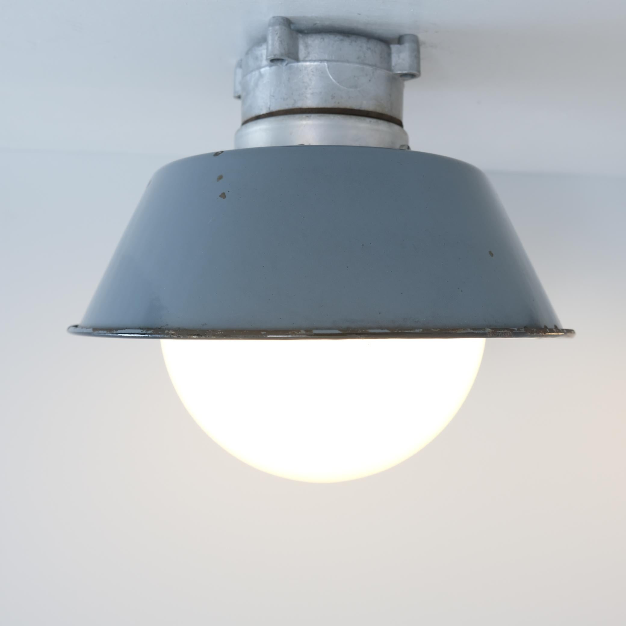 Milieu du XXe siècle Paire de lampes d'extérieur / d'intérieur de style industriel Paavo Tynell, Idman 1960s en vente