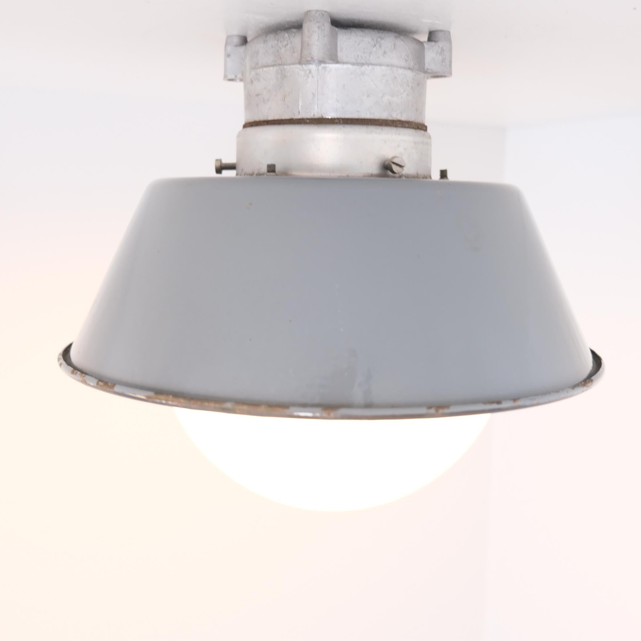 Paire de lampes d'extérieur / d'intérieur de style industriel Paavo Tynell, Idman 1960s en vente 1