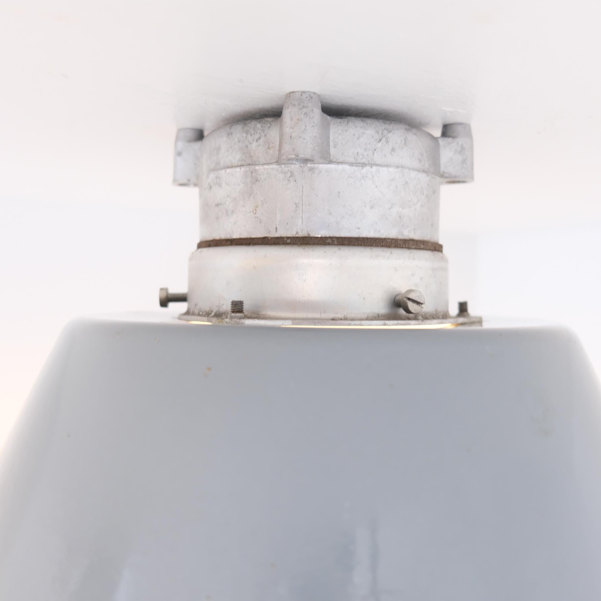Paire de lampes d'extérieur / d'intérieur de style industriel Paavo Tynell, Idman 1960s en vente 2